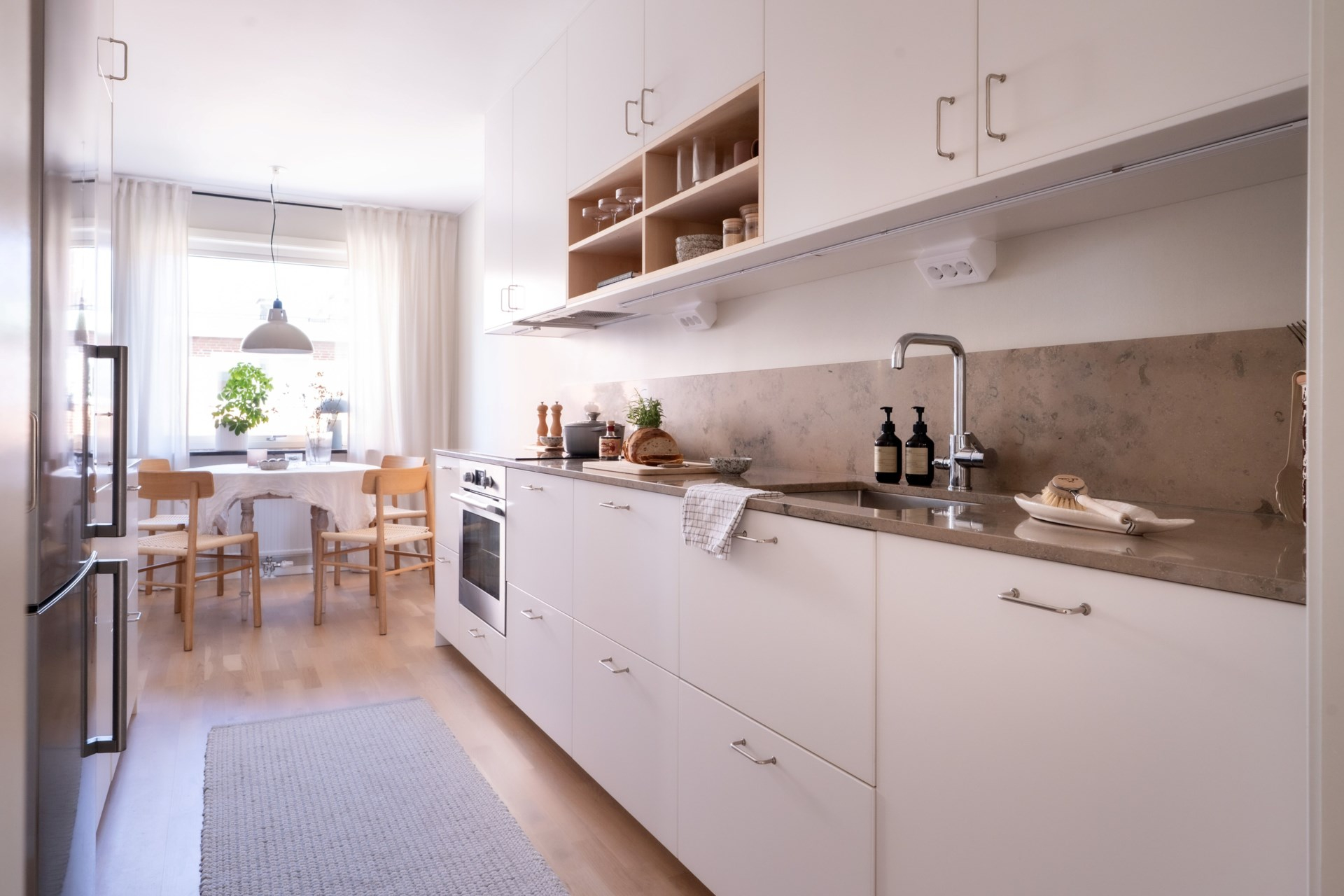 Ytterst smakfullt renoverad trea med härliga umgängesytor och egen garageplats!