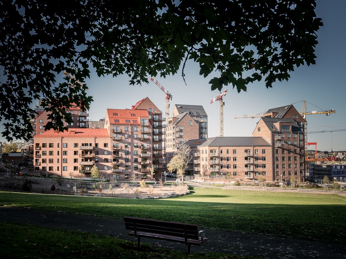 Gaveltrea med inglasad och generös hörnbalkong