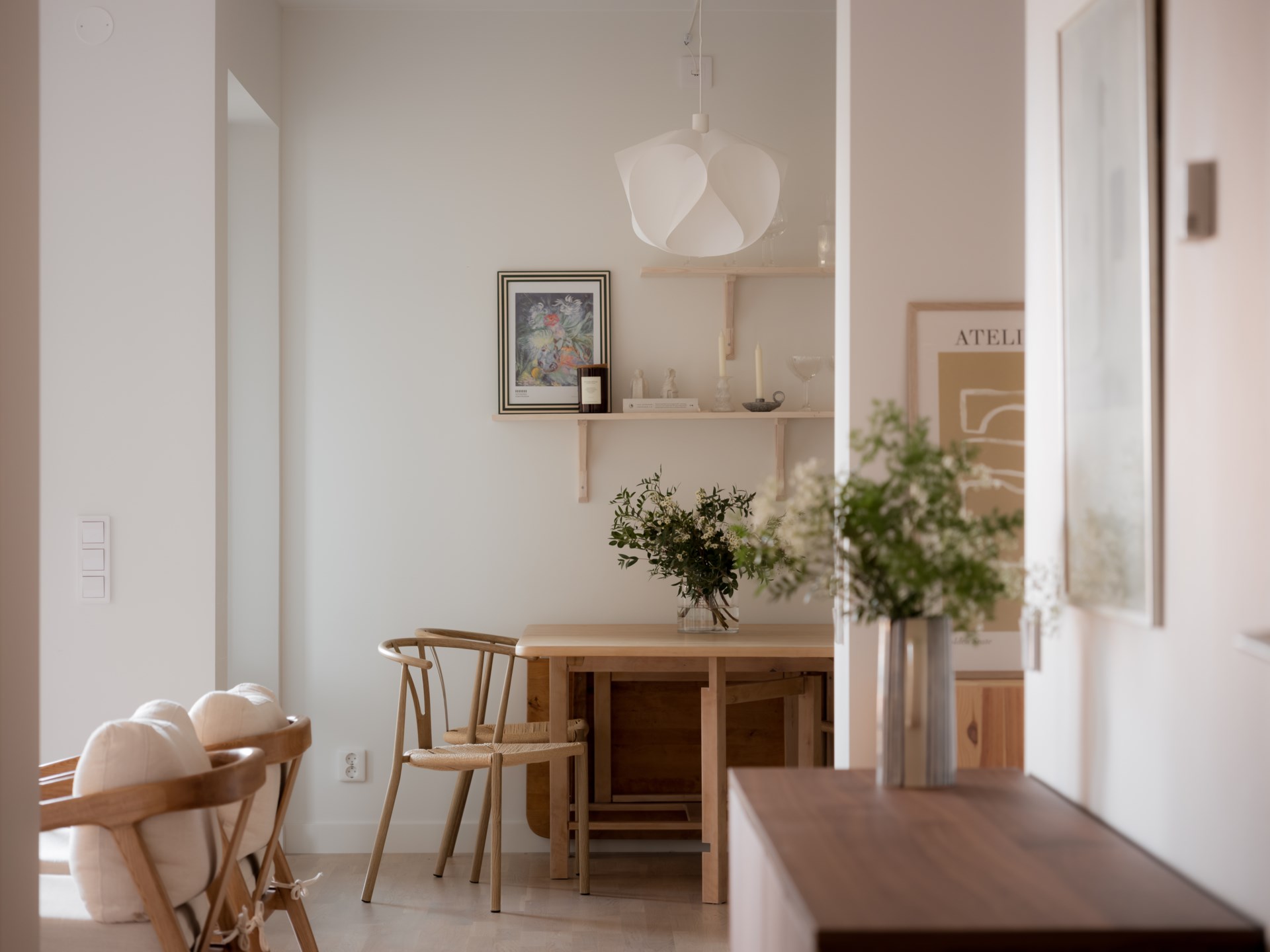 Gaveltrea med inglasad och generös hörnbalkong