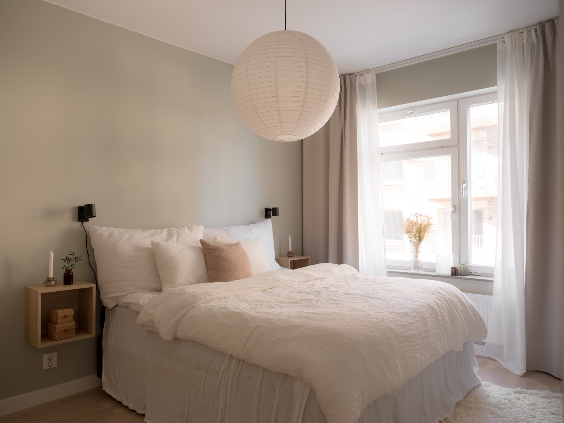 Gaveltrea med inglasad och generös hörnbalkong