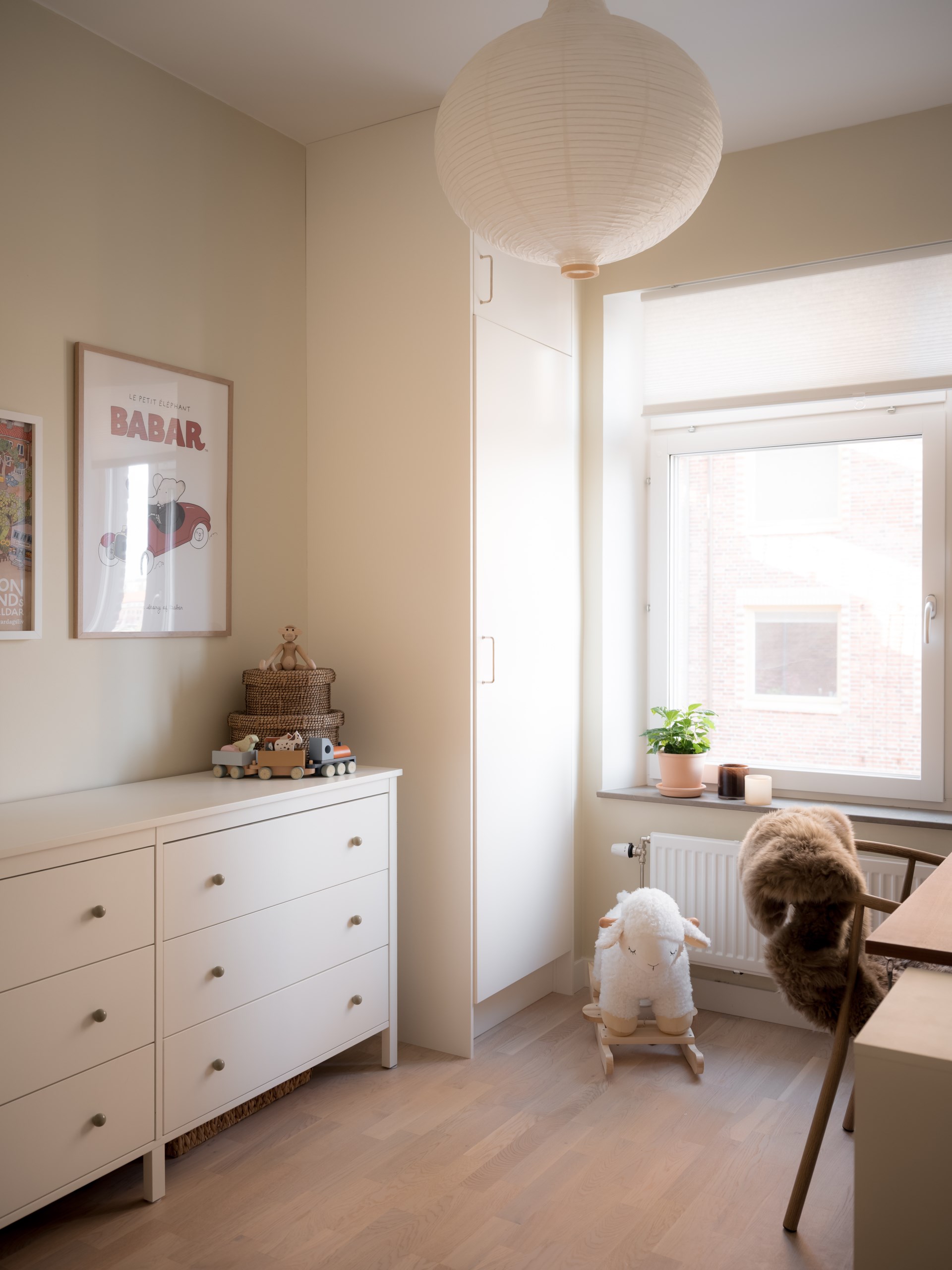 Gaveltrea med inglasad och generös hörnbalkong