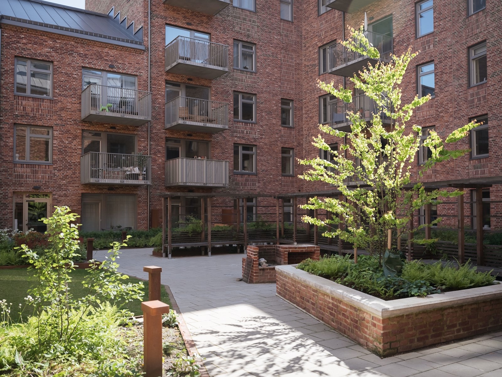 Gaveltrea med inglasad och generös hörnbalkong