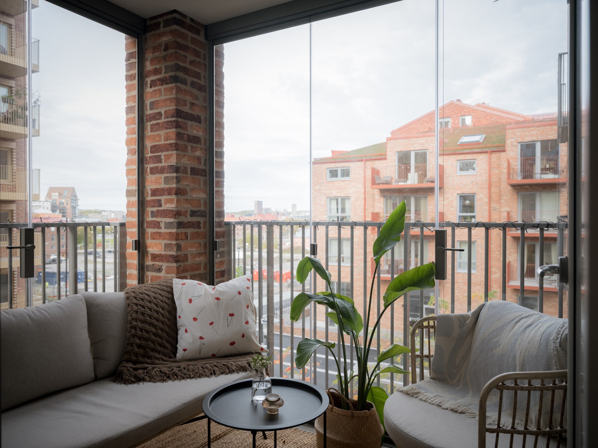 Gaveltrea med inglasad och generös hörnbalkong