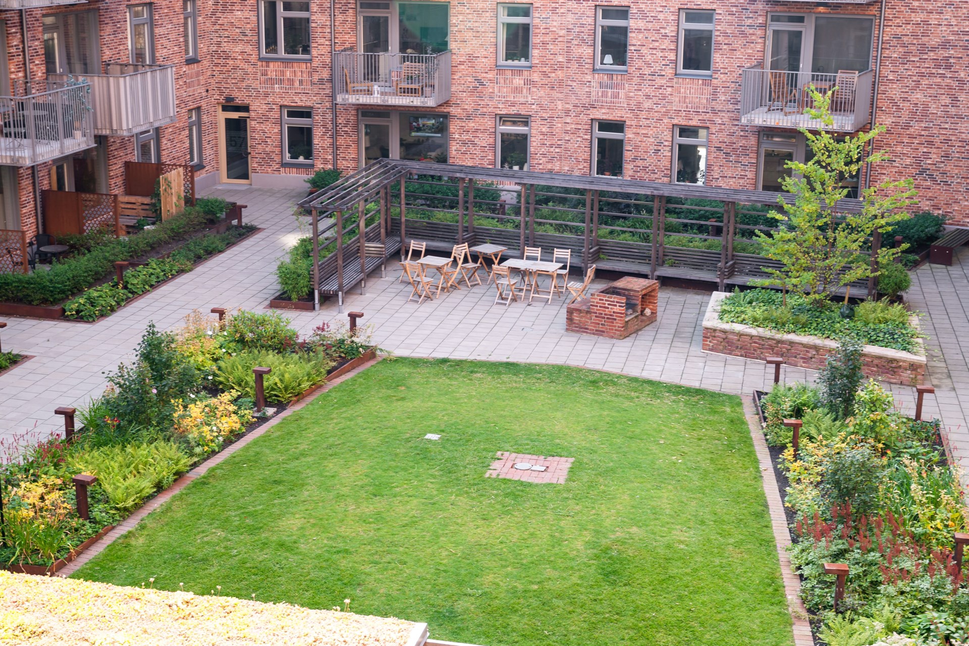 Gaveltrea med inglasad och generös hörnbalkong