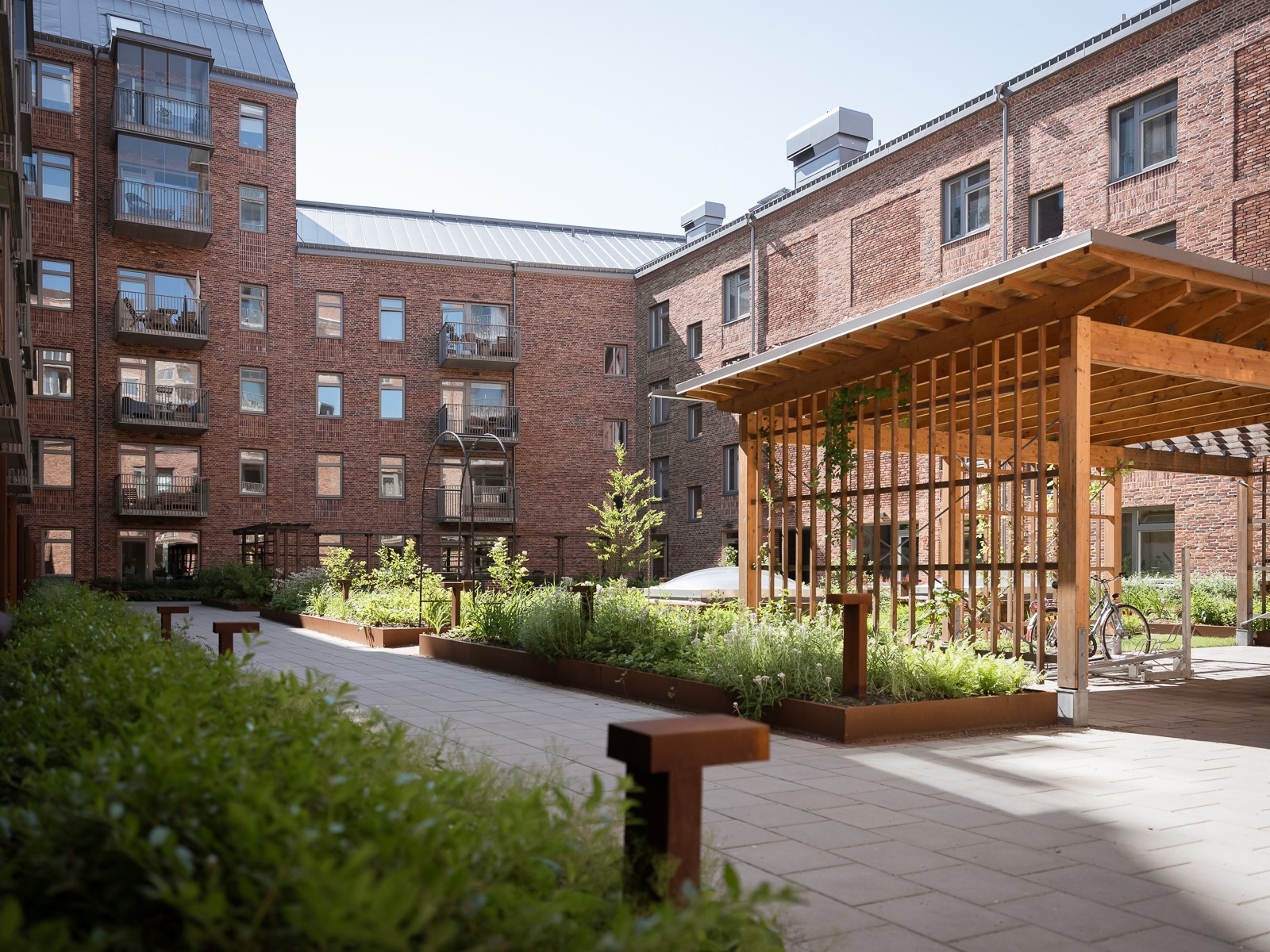 Gaveltrea med inglasad och generös hörnbalkong