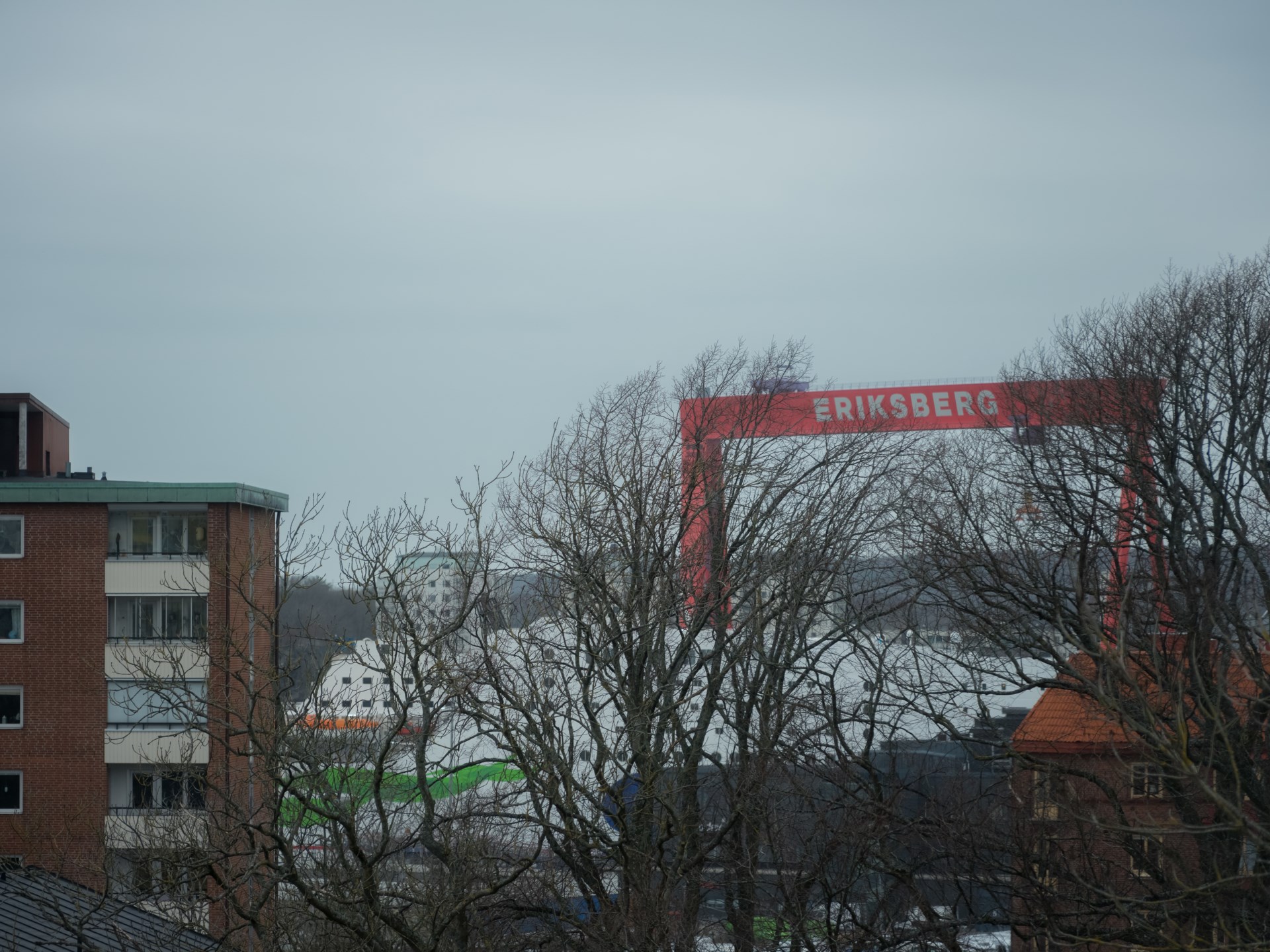 Insynsskyddad etta med härlig utsikt – egen garageplats ingår