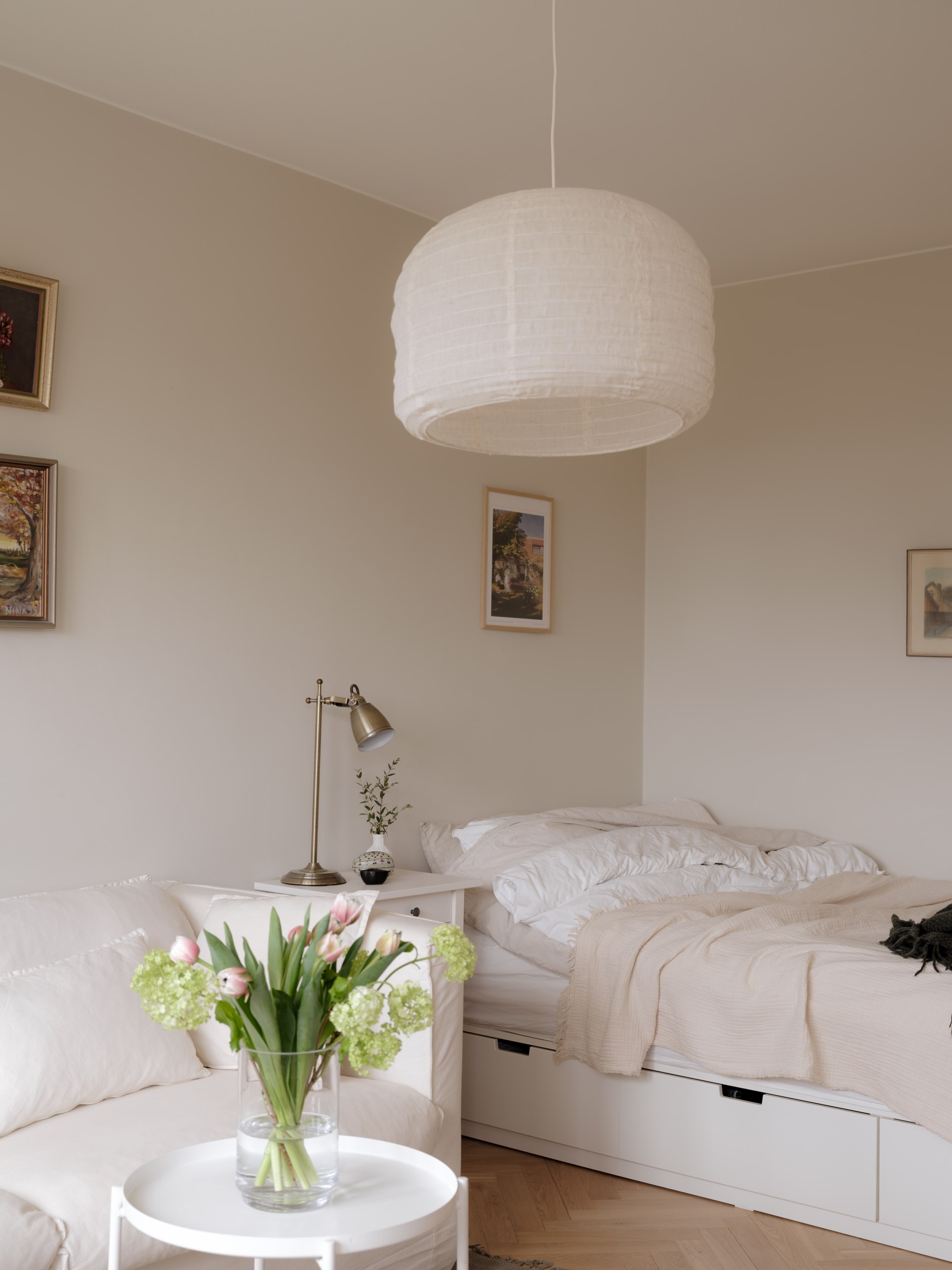 Insynsskyddad etta med härlig utsikt – egen garageplats ingår