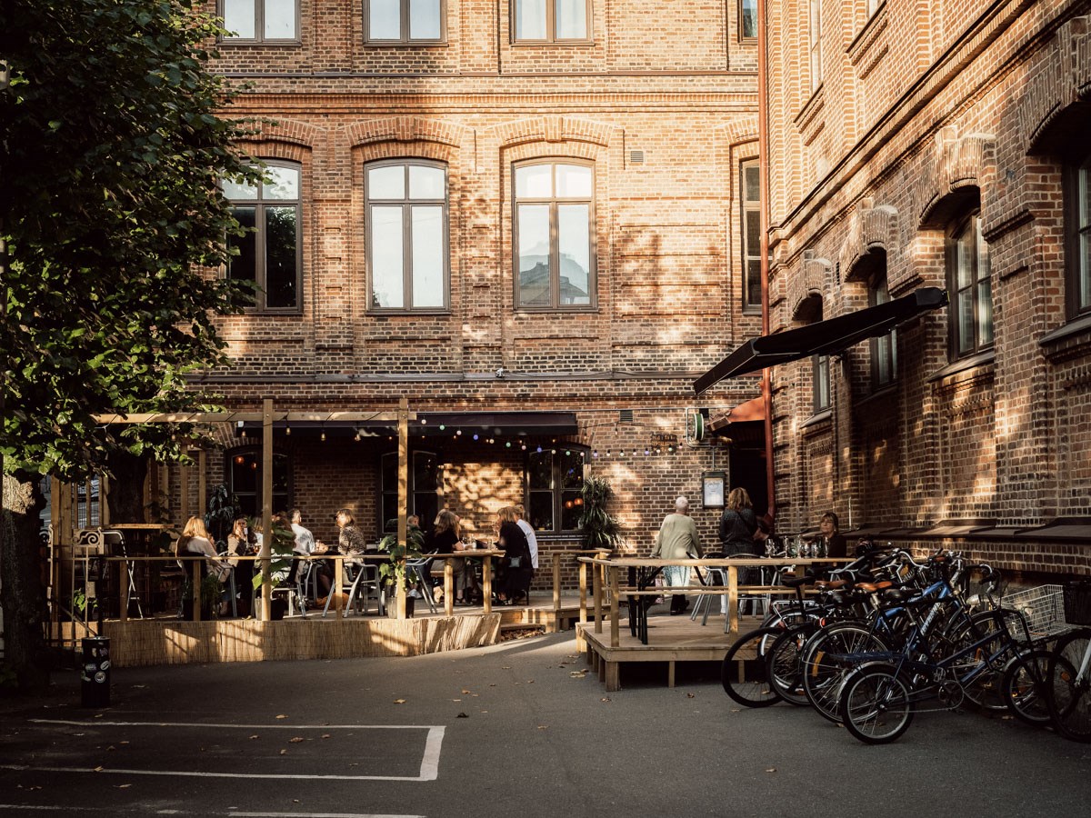 Insynsskyddad etta med härlig utsikt – egen garageplats ingår