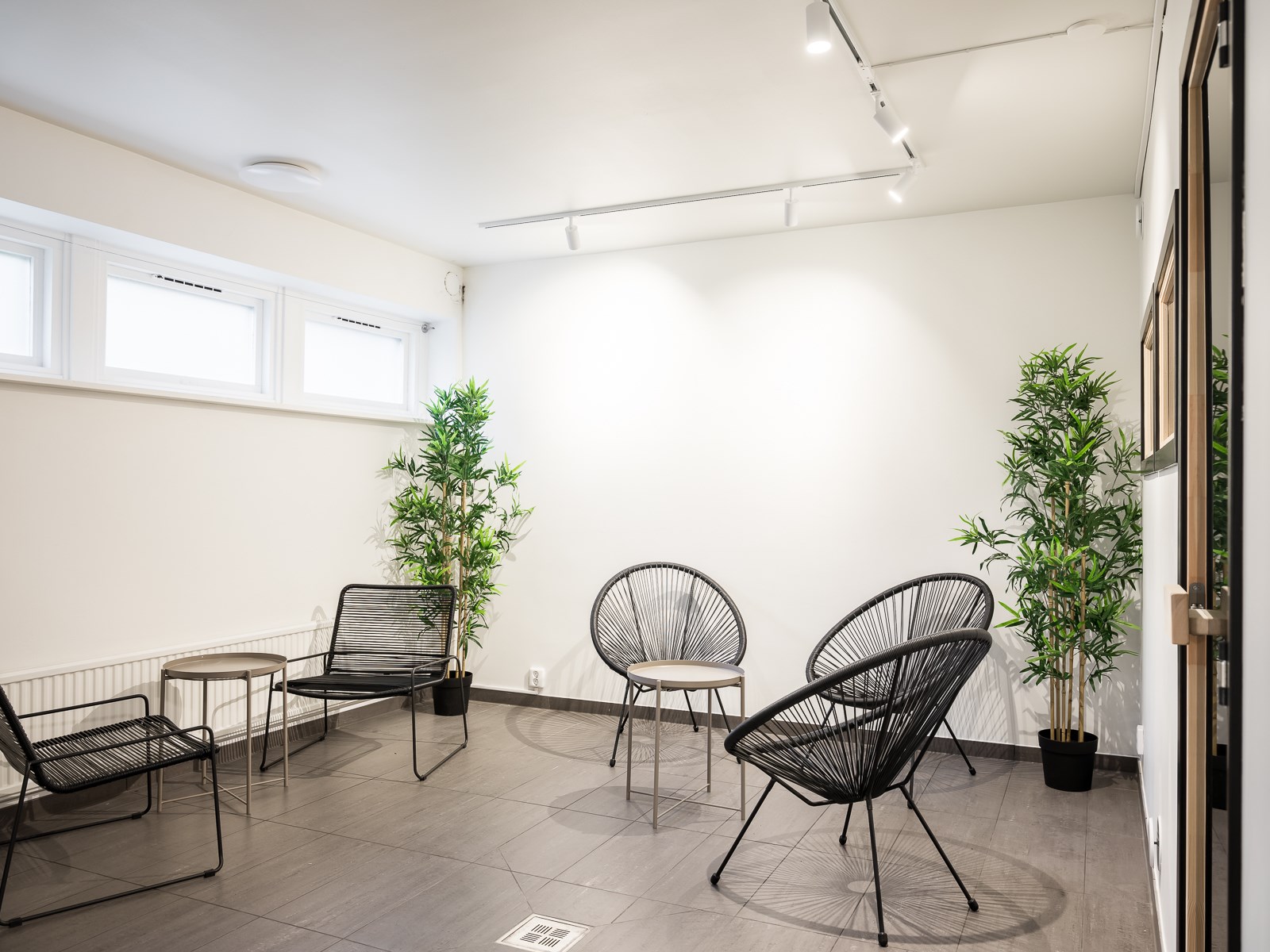 Insynsskyddad etta med härlig utsikt – egen garageplats ingår