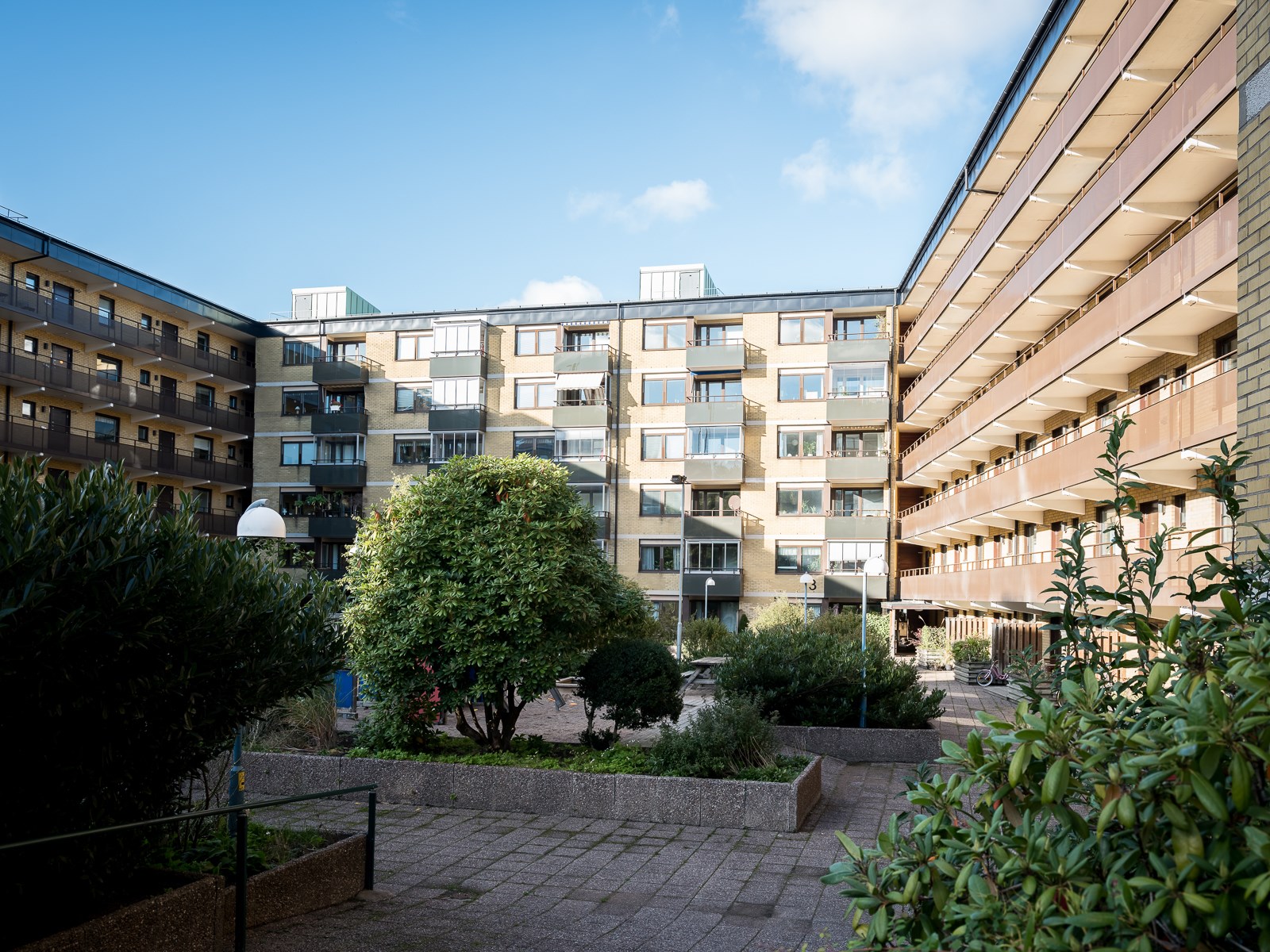 Insynsskyddad etta med härlig utsikt – egen garageplats ingår