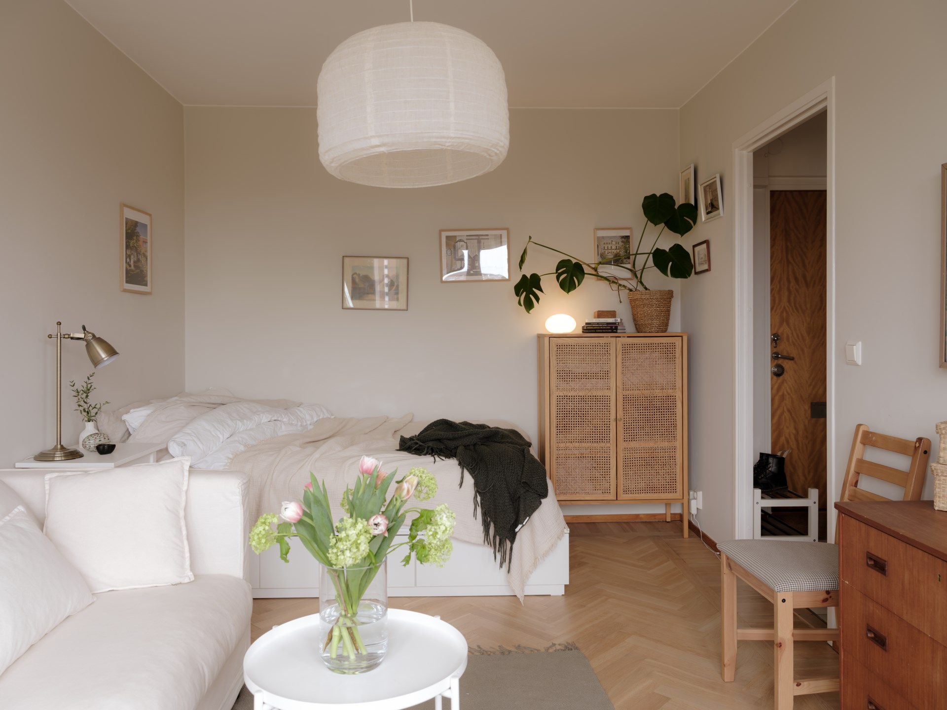 Insynsskyddad etta med härlig utsikt – egen garageplats ingår