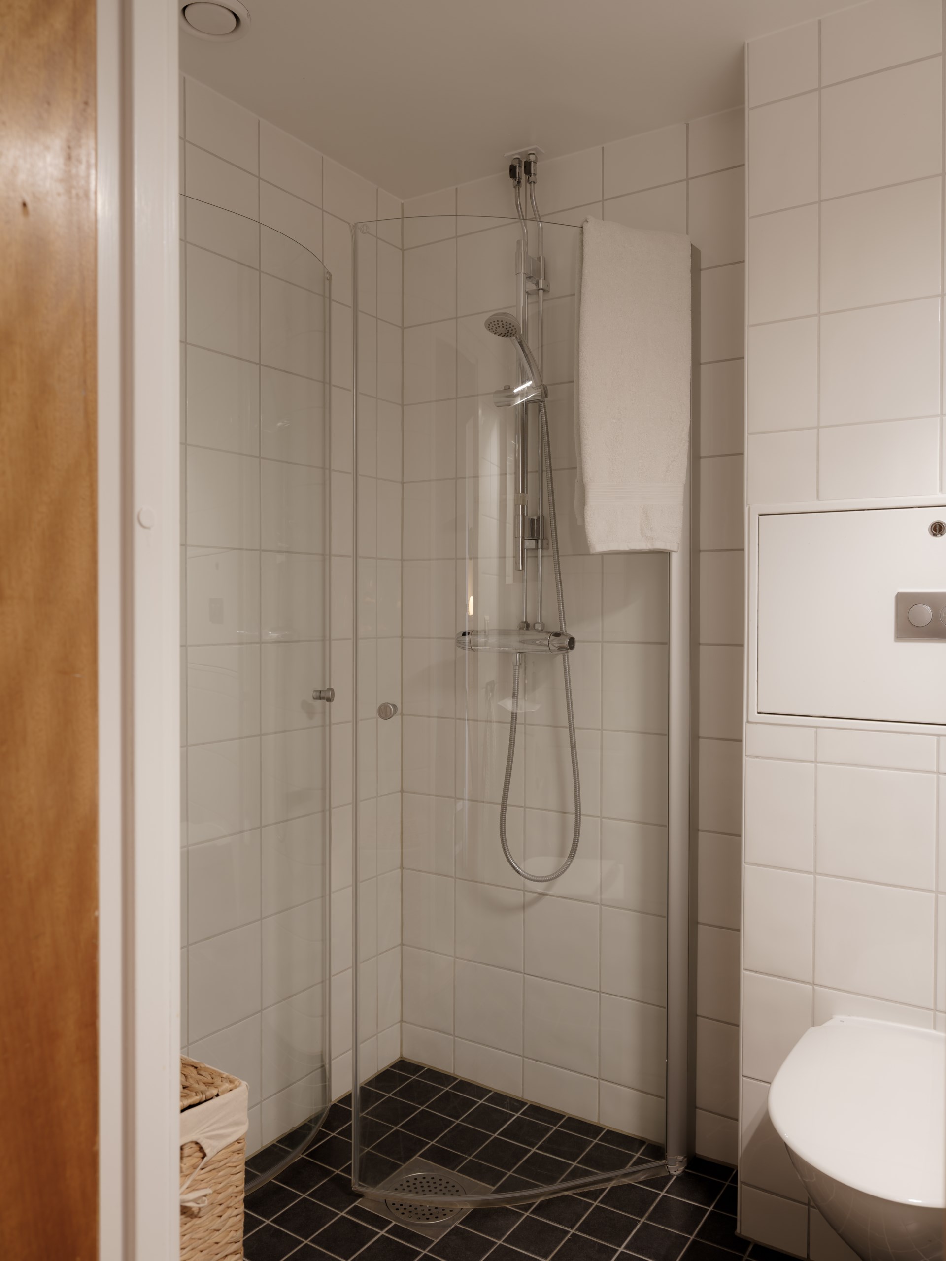 Insynsskyddad etta med härlig utsikt – egen garageplats ingår