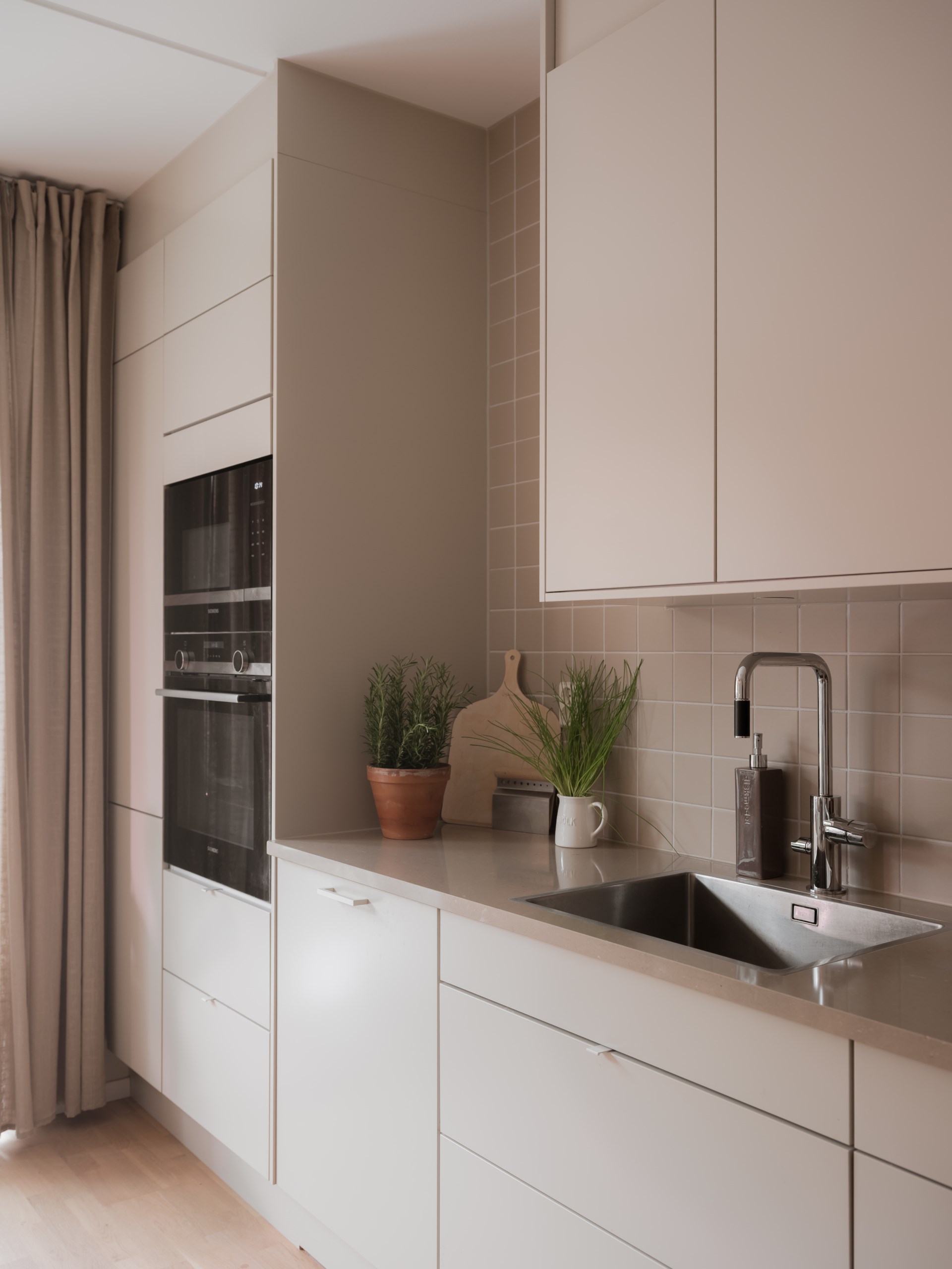 Generös trea med balkong och uteplats