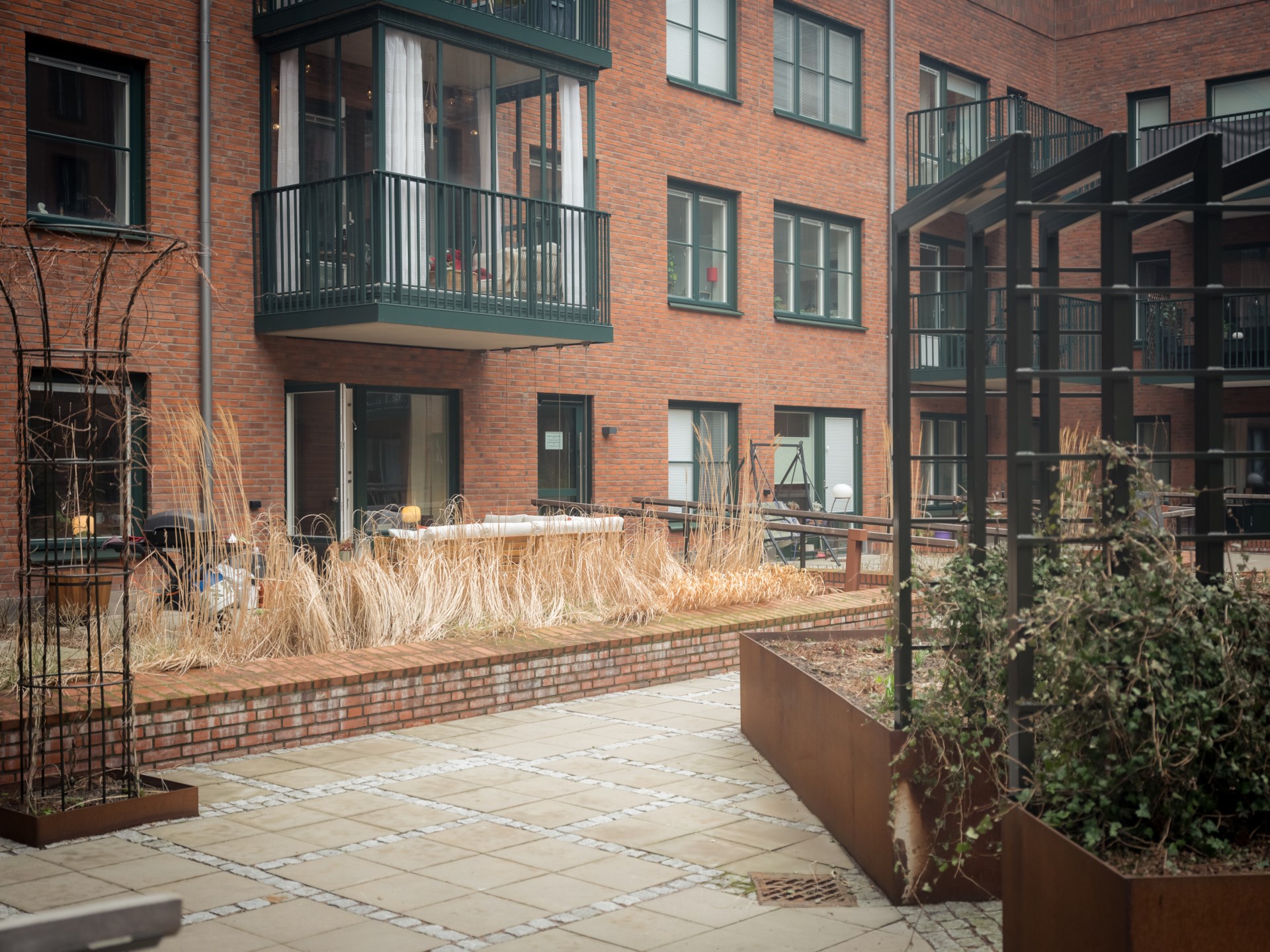 Generös trea med balkong och uteplats