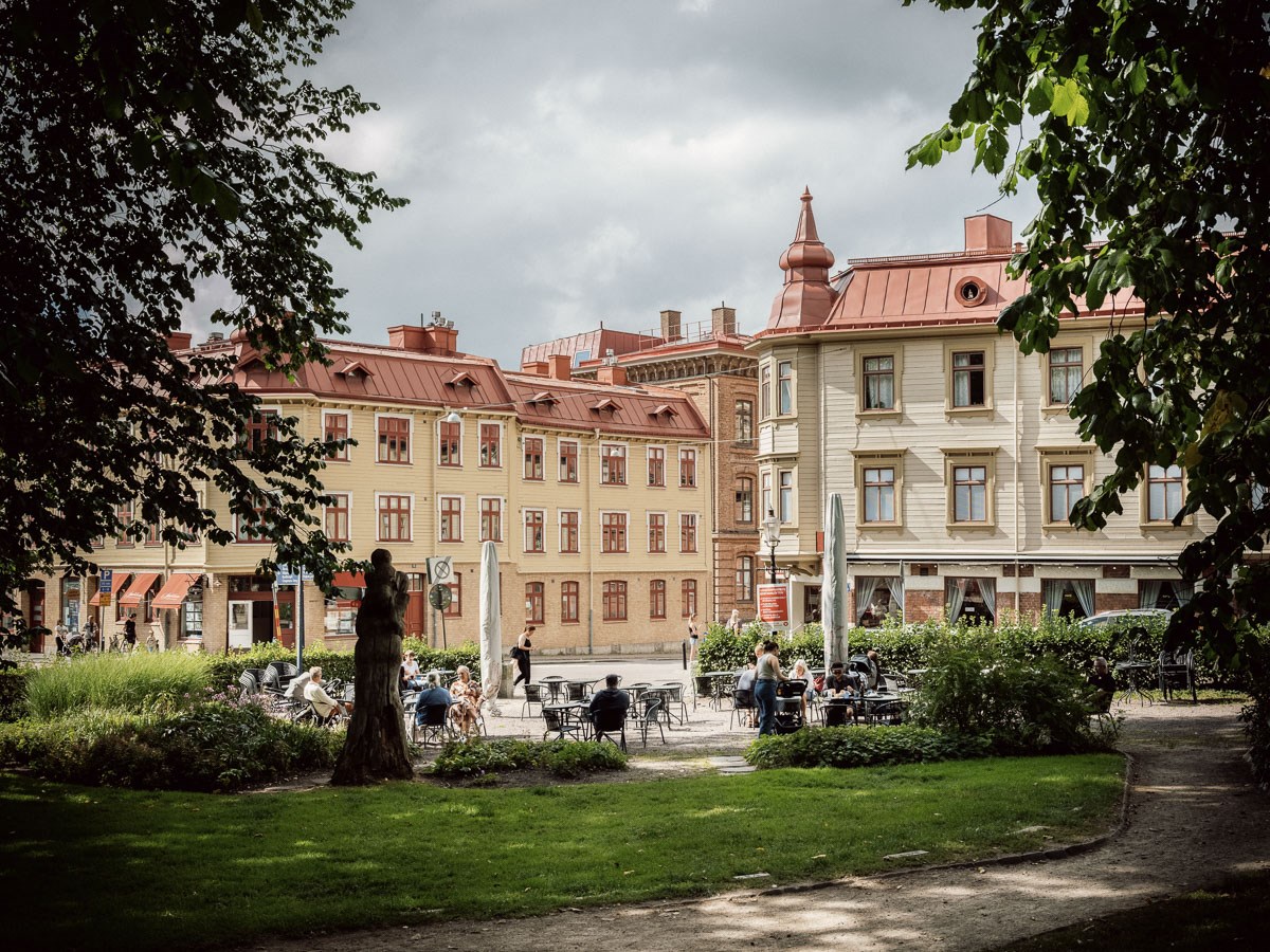 Tidlös landshövdingetrea med platsbyggt shakerkök och genomgångsljus i hjärtat av Kolumbus