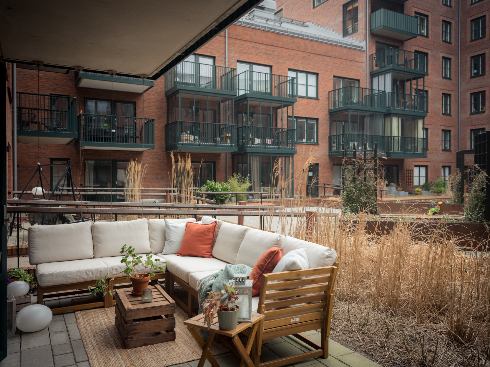 Generös trea med balkong och uteplats