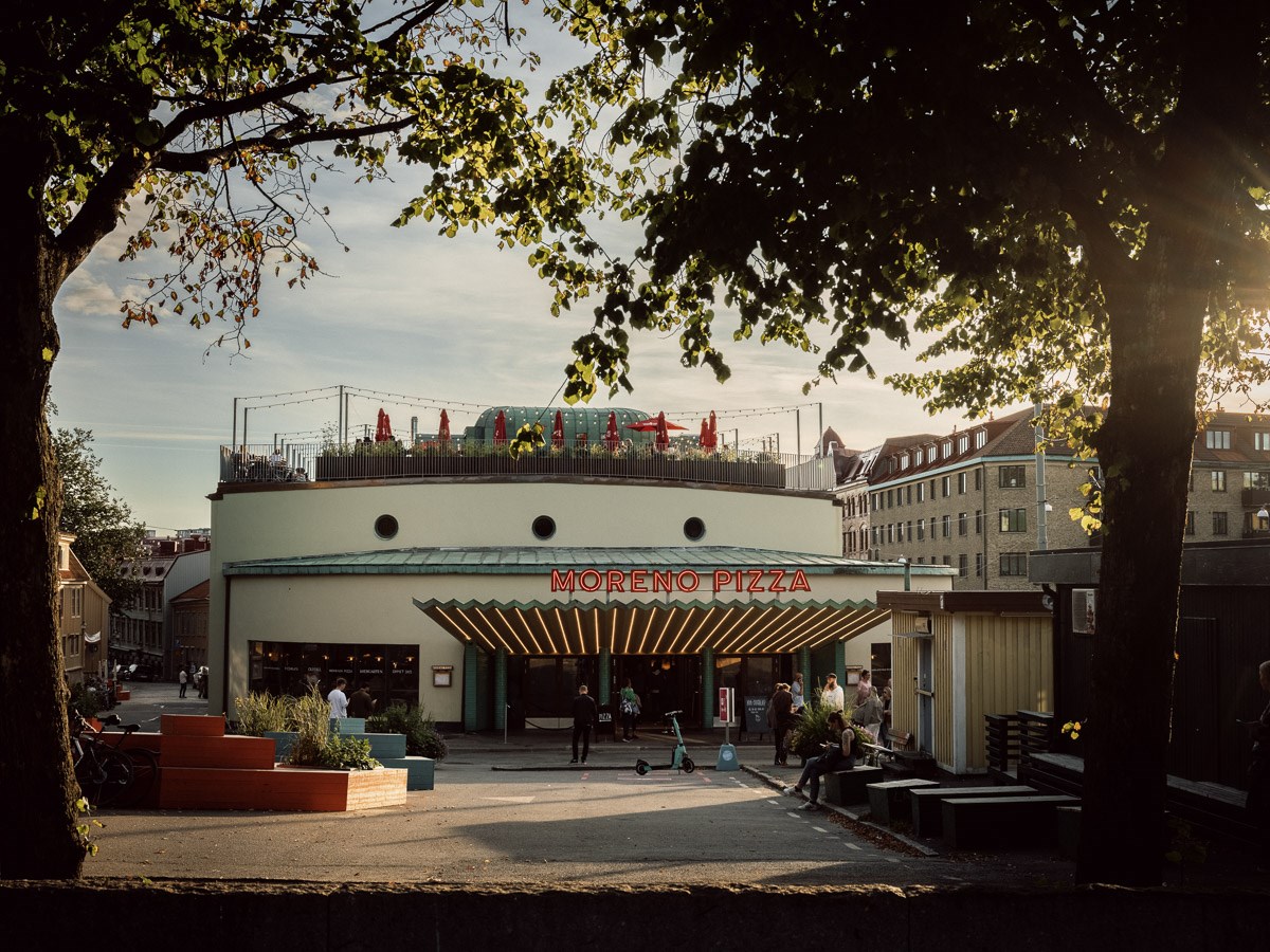 Tidlös landshövdingetrea med platsbyggt shakerkök och genomgångsljus i hjärtat av Kolumbus