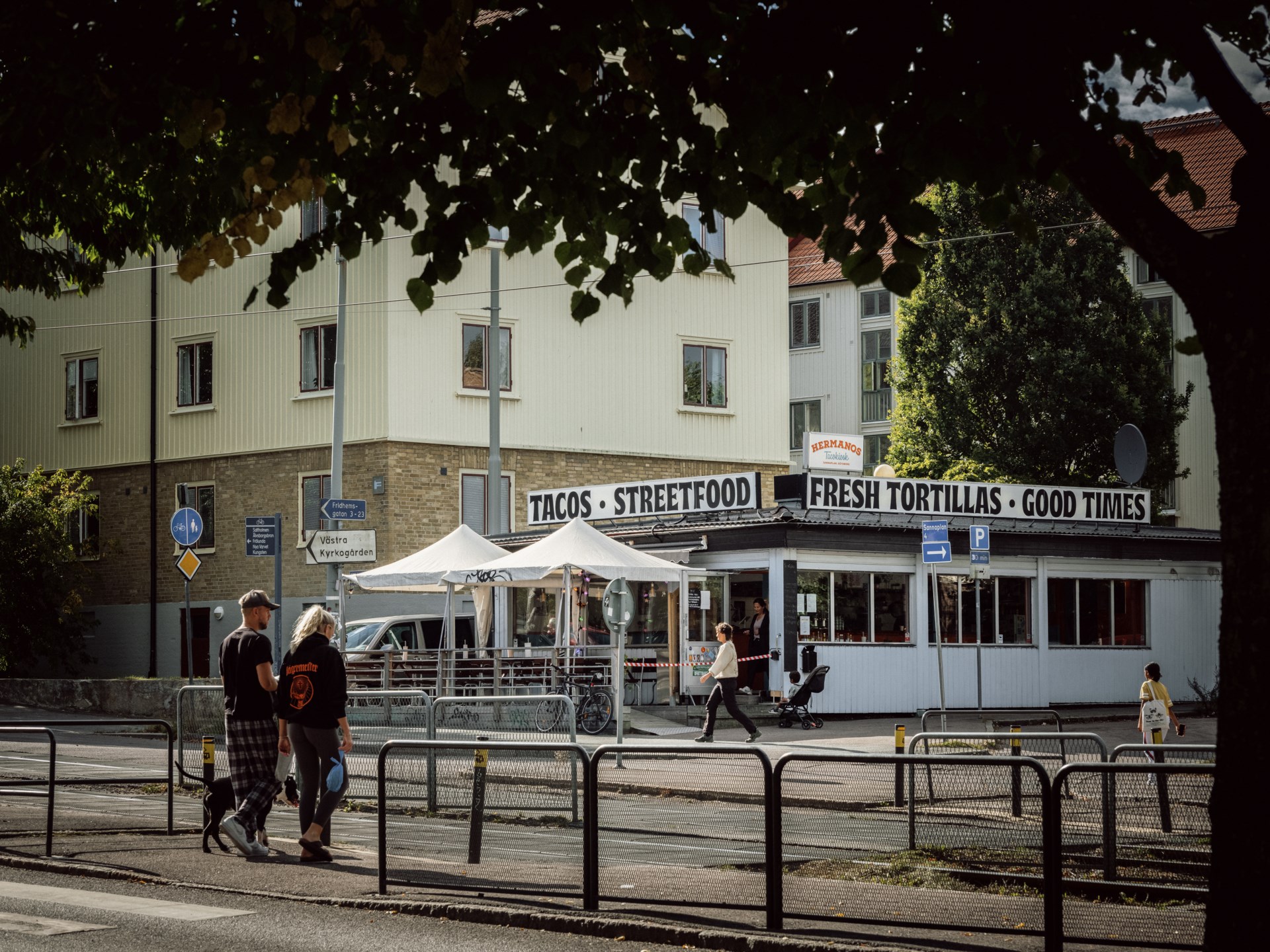 Generös trea med balkong och uteplats