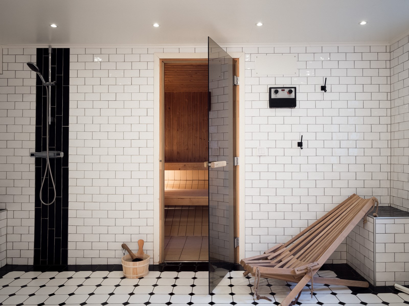 Tidlös landshövdingetrea med platsbyggt shakerkök och genomgångsljus i hjärtat av Kolumbus