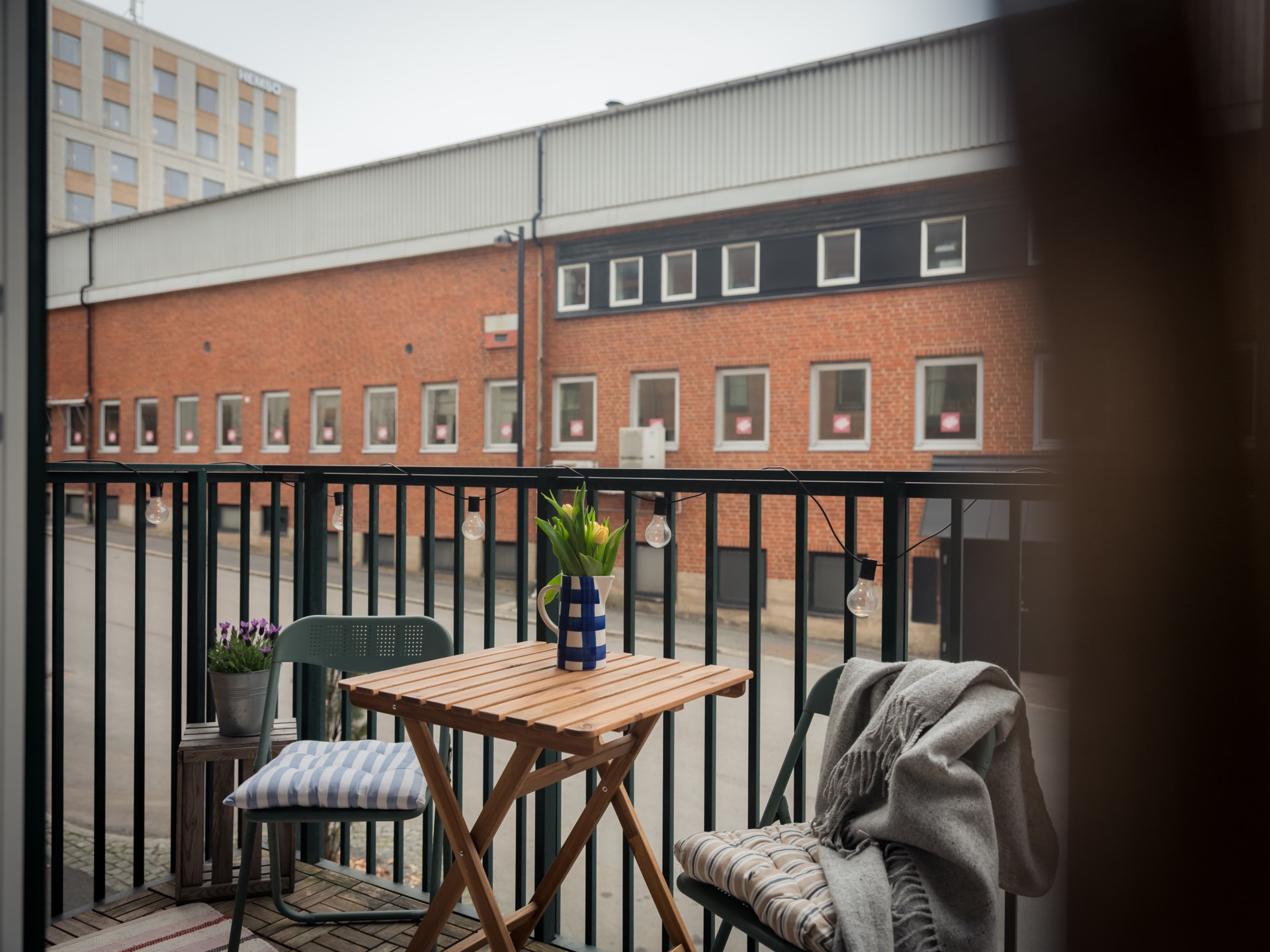 Generös trea med balkong och uteplats