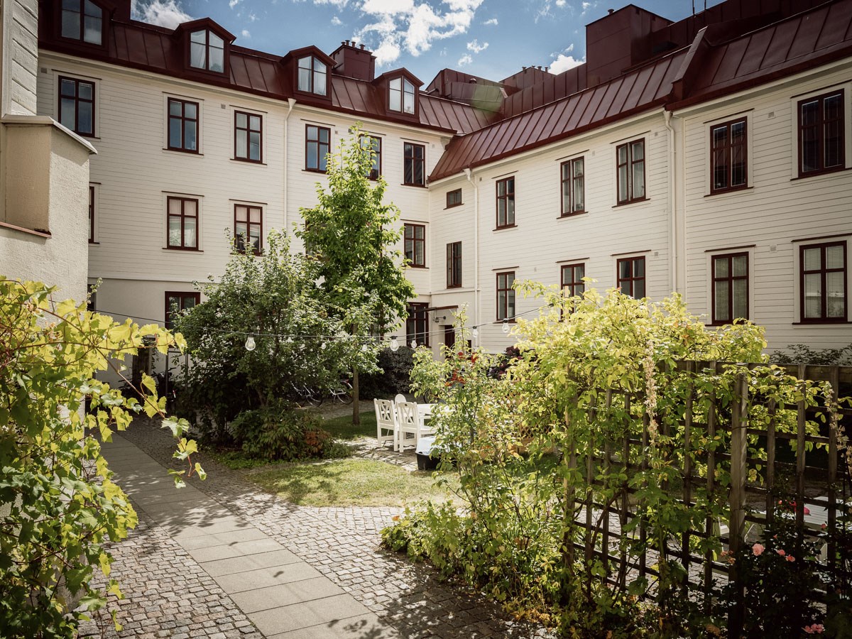 Tidlös landshövdingetrea med platsbyggt shakerkök och genomgångsljus i hjärtat av Kolumbus