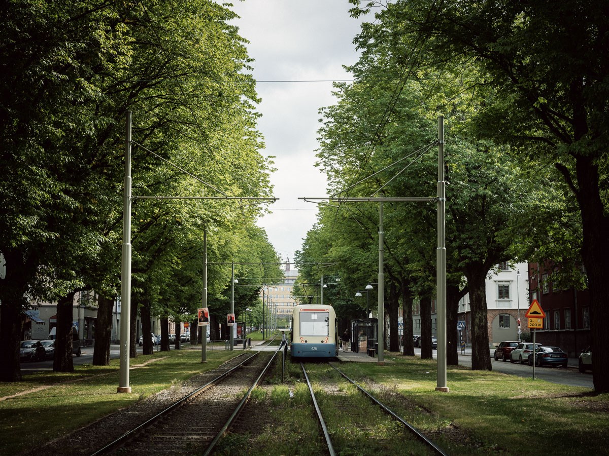 Generös trea med balkong och uteplats