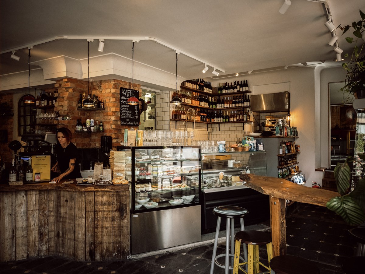 Tidlös landshövdingetrea med platsbyggt shakerkök och genomgångsljus i hjärtat av Kolumbus