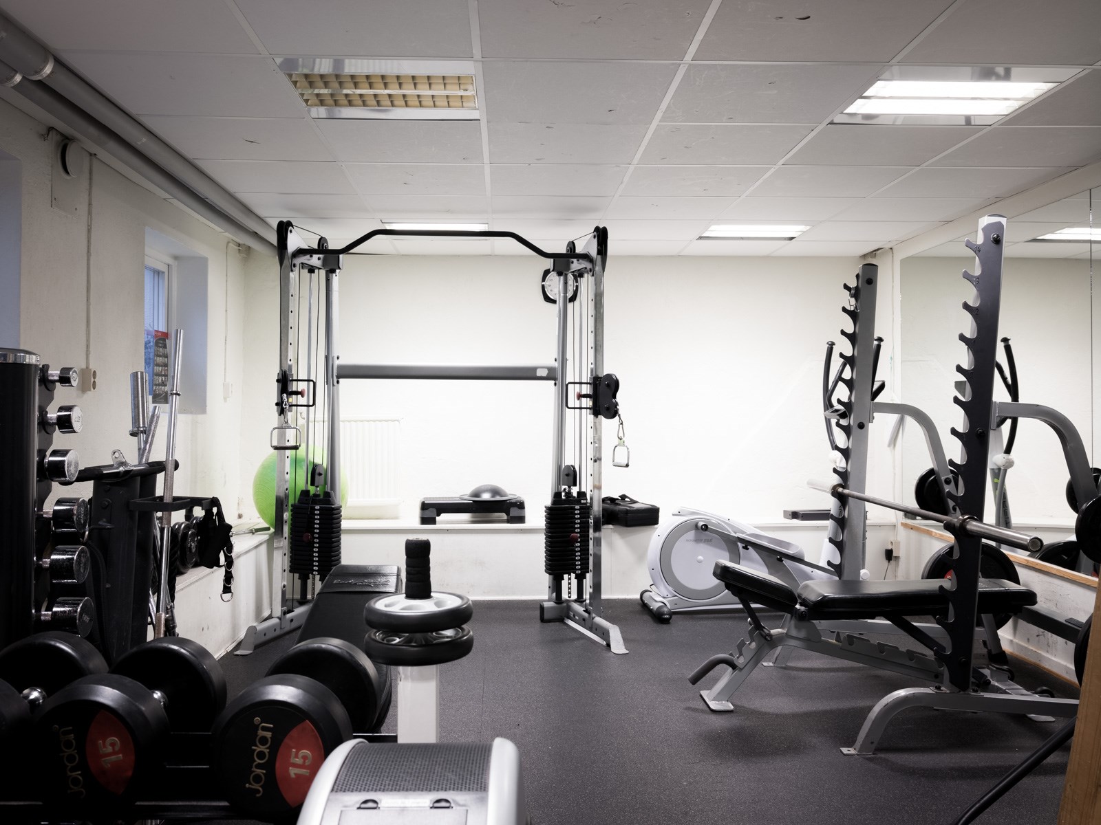 Tidlös landshövdingetrea med platsbyggt shakerkök och genomgångsljus i hjärtat av Kolumbus