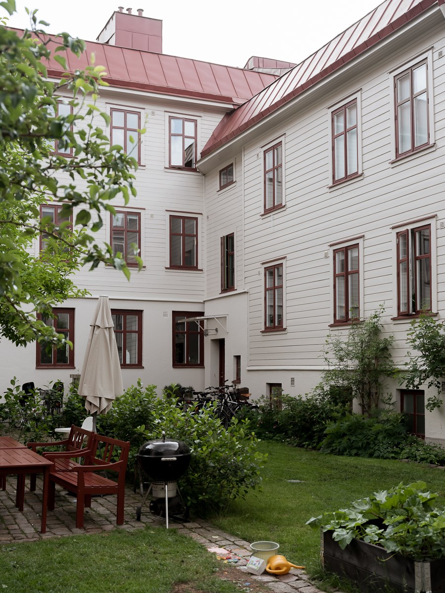 Tidlös landshövdingetrea med platsbyggt shakerkök och genomgångsljus i hjärtat av Kolumbus