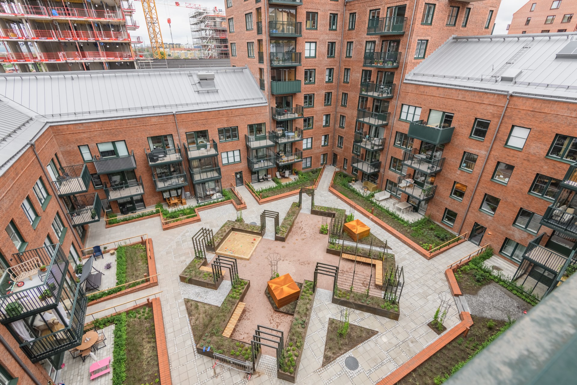 Generös trea med balkong och uteplats