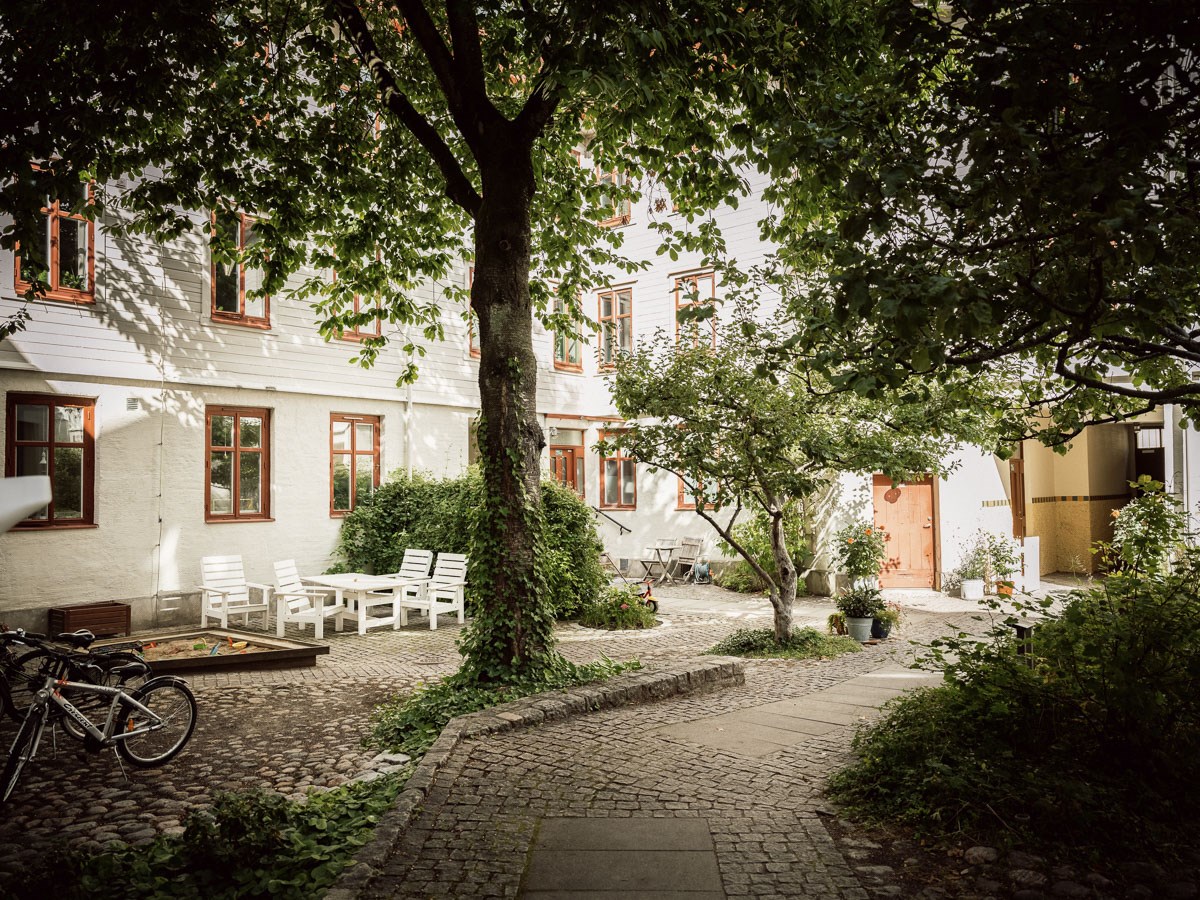 Tidlös landshövdingetrea med platsbyggt shakerkök och genomgångsljus i hjärtat av Kolumbus