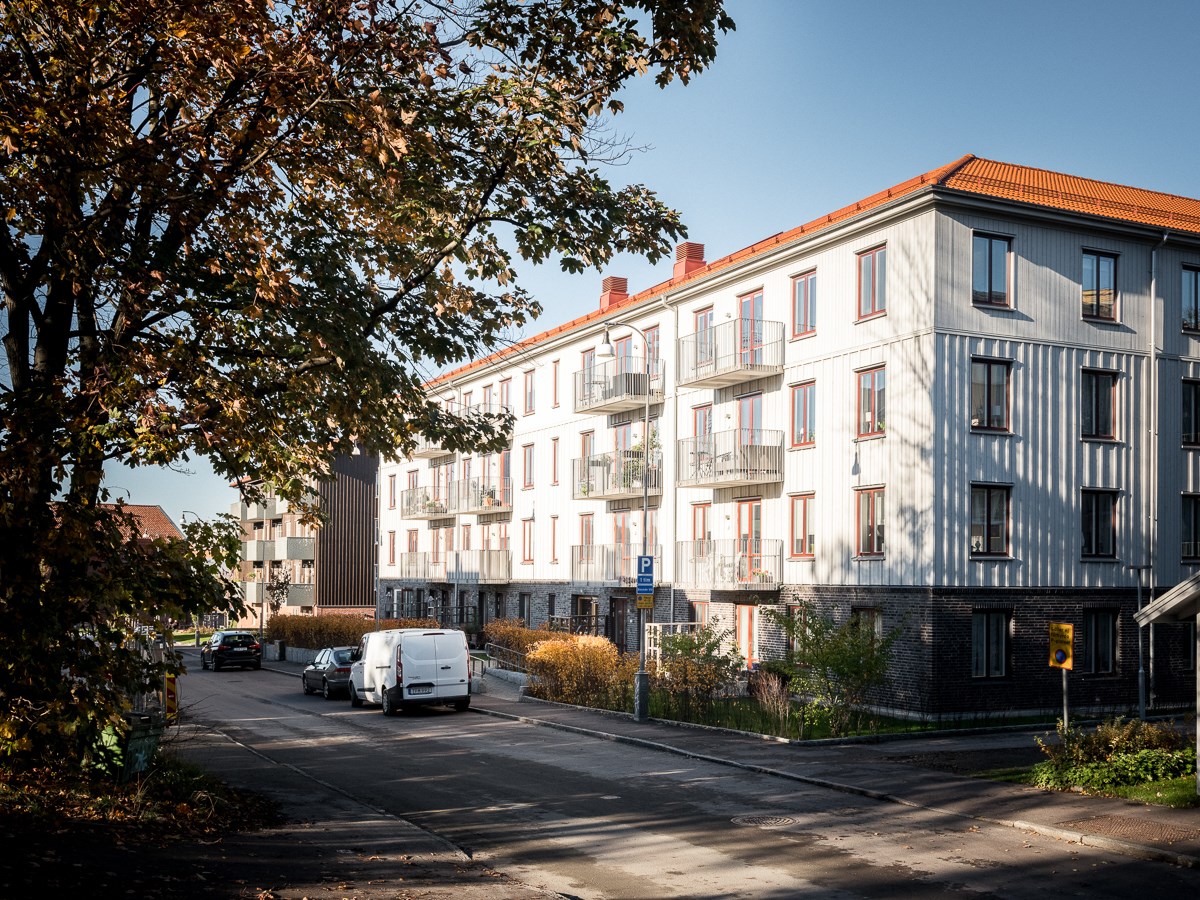 Välplanerat hem med genomtänkta detaljer och solig balkong