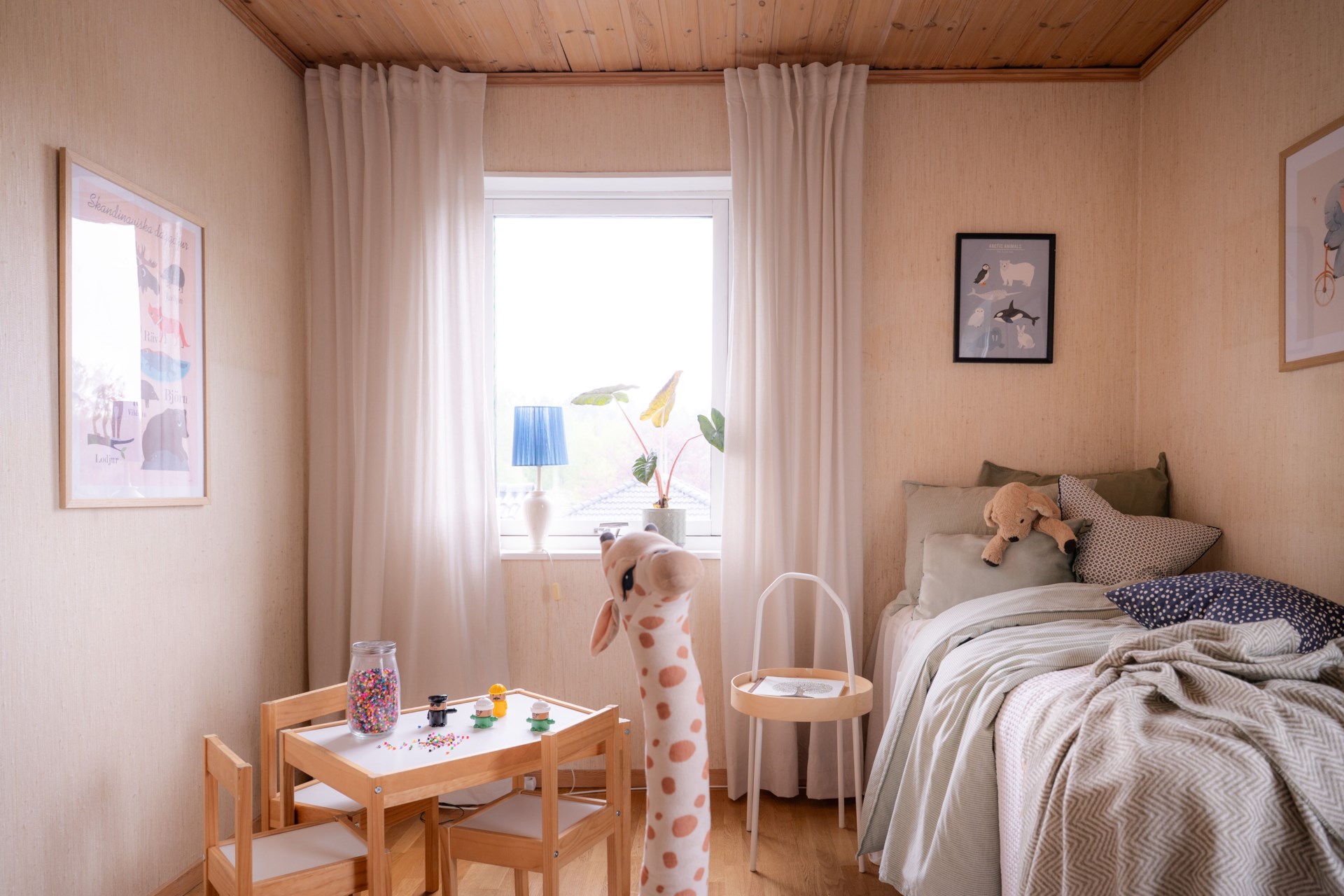 Välskött familjevilla med stora sociala ytor, många rum och friliggande garage.