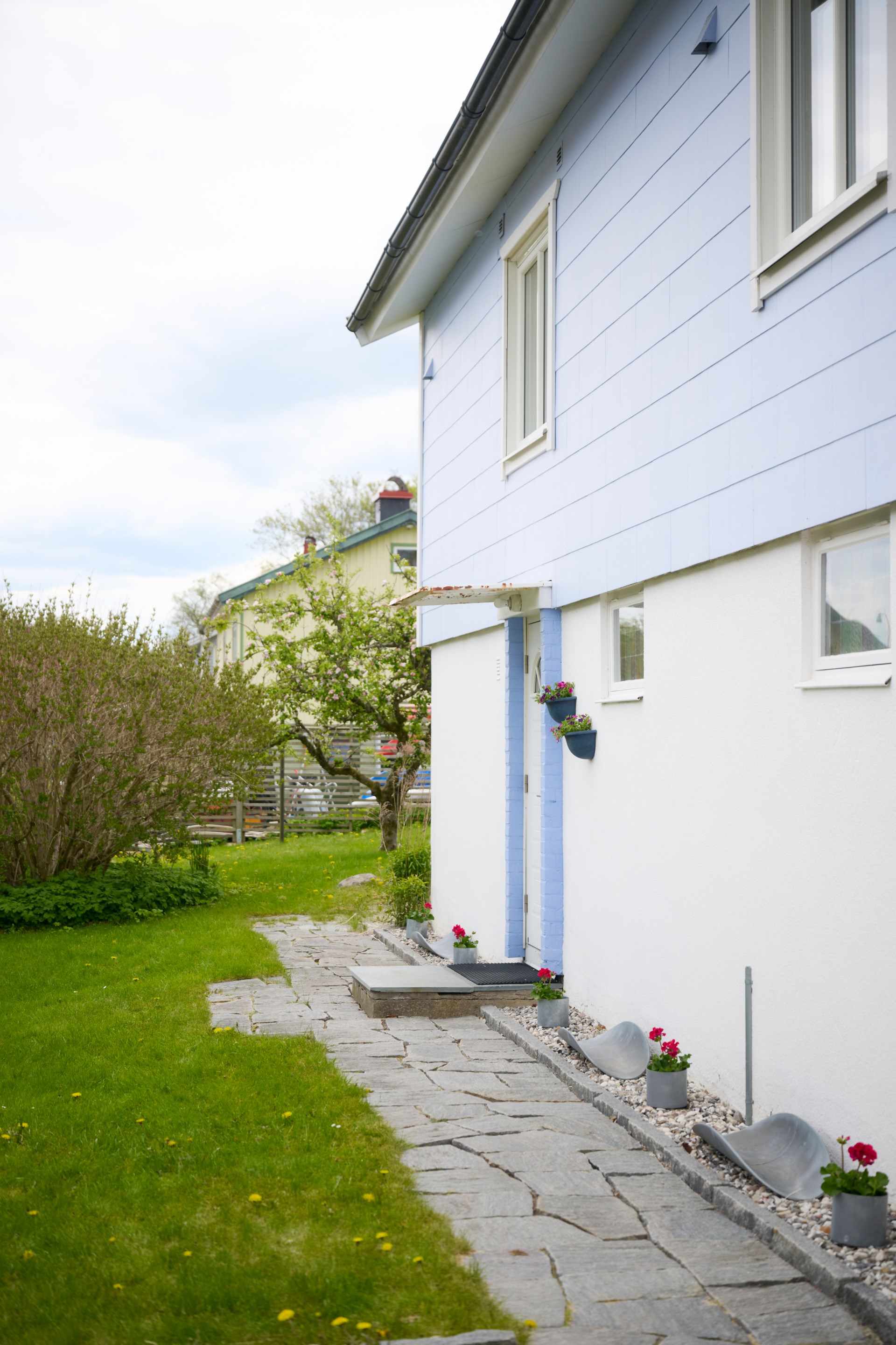 Friliggande sutterängvilla med bergvärme, pool och privat läge mot skogen!