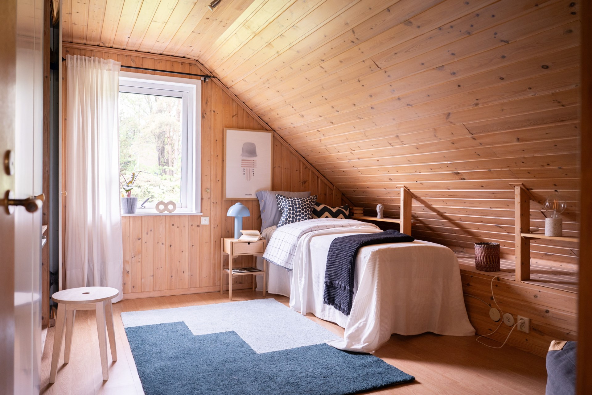 Välskött familjevilla med stora sociala ytor, många rum och friliggande garage.