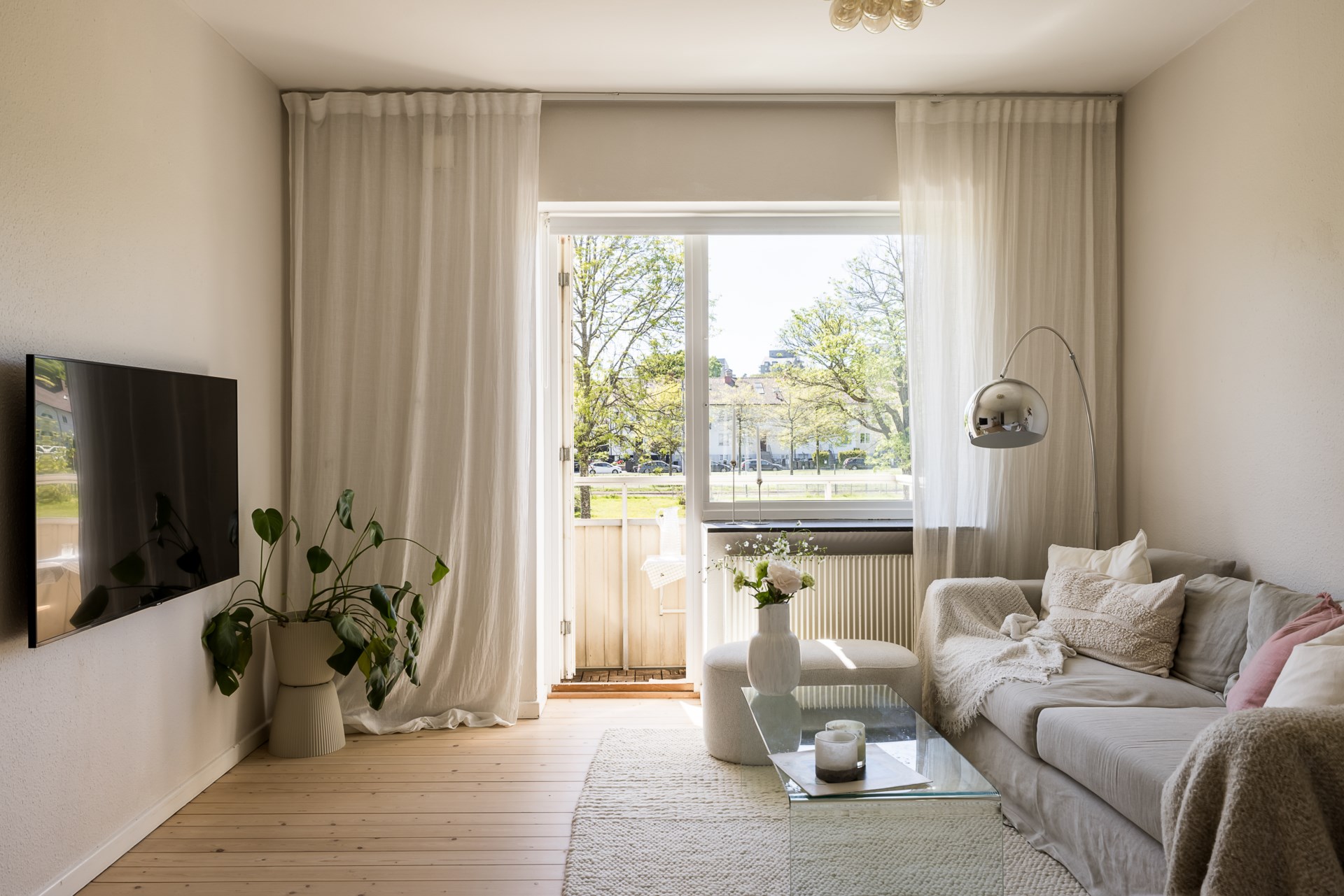 Funkispärla med balkong i västläge och granne med naturen!