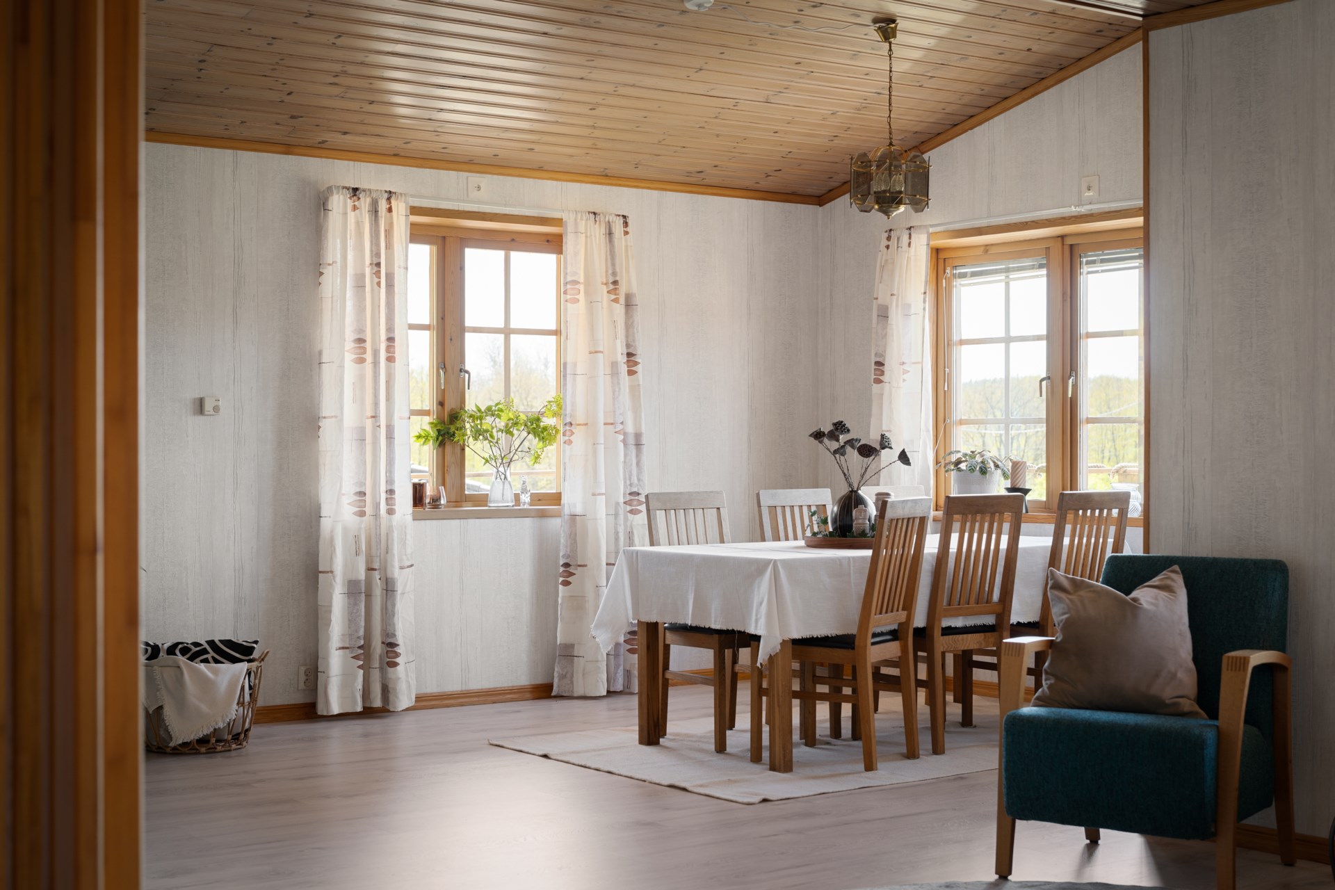 Gedigen timmervilla med utsikt över öppna landskap och integrerat garage i natursköna Djupedal