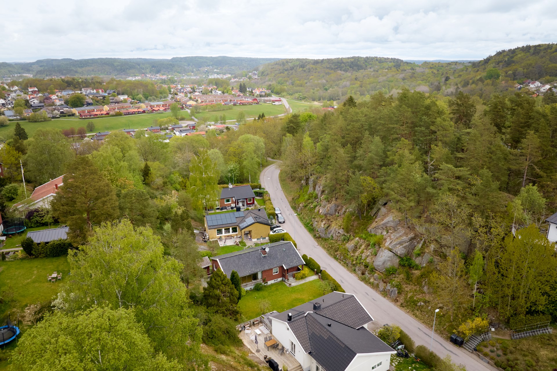 En 60-talsdröm i ett plan och källare med fint läge i natursköna Puketorp!