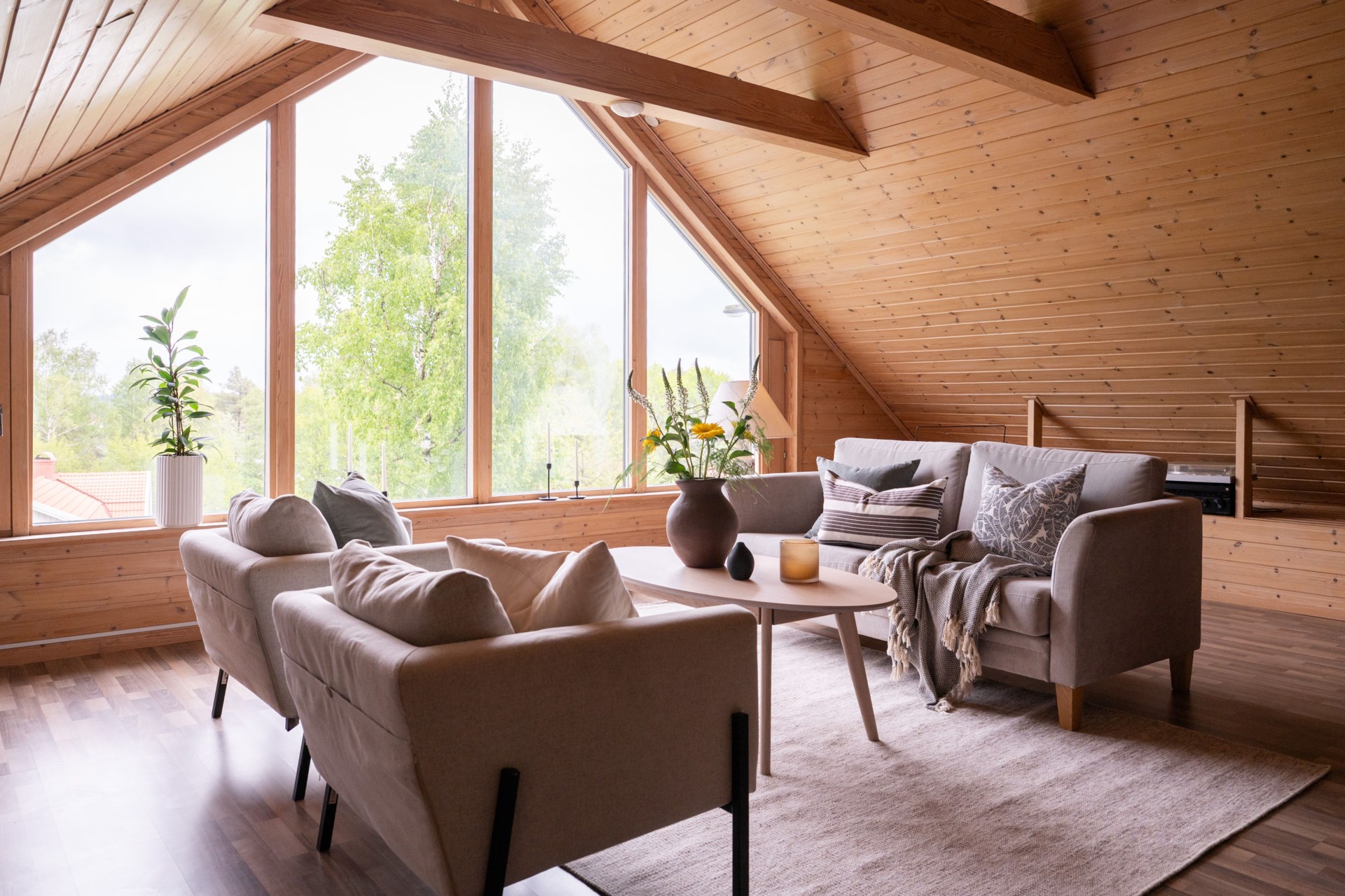 Välskött familjevilla med stora sociala ytor, många rum och friliggande garage.
