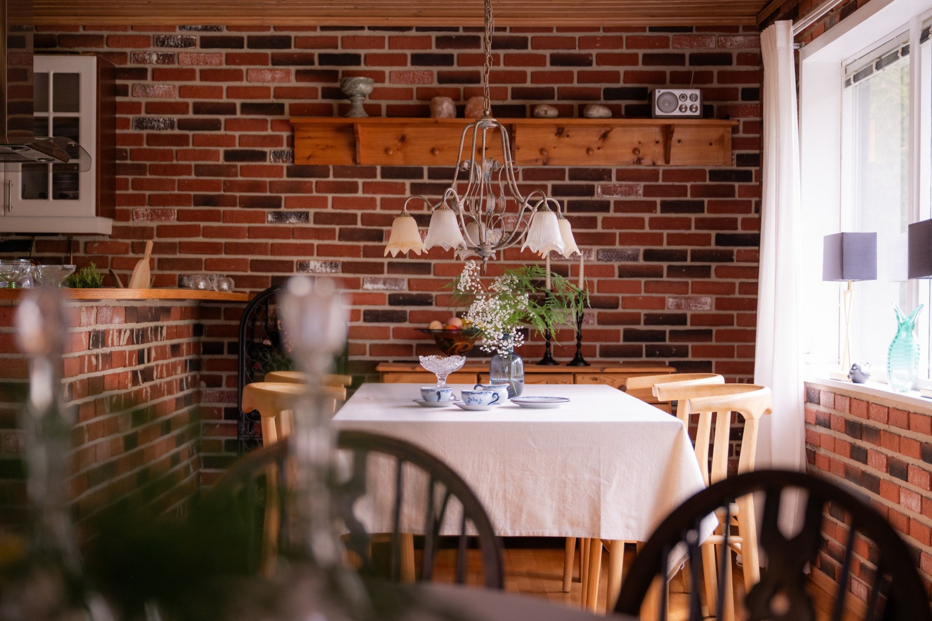 Välskött familjevilla med stora sociala ytor, många rum och friliggande garage.
