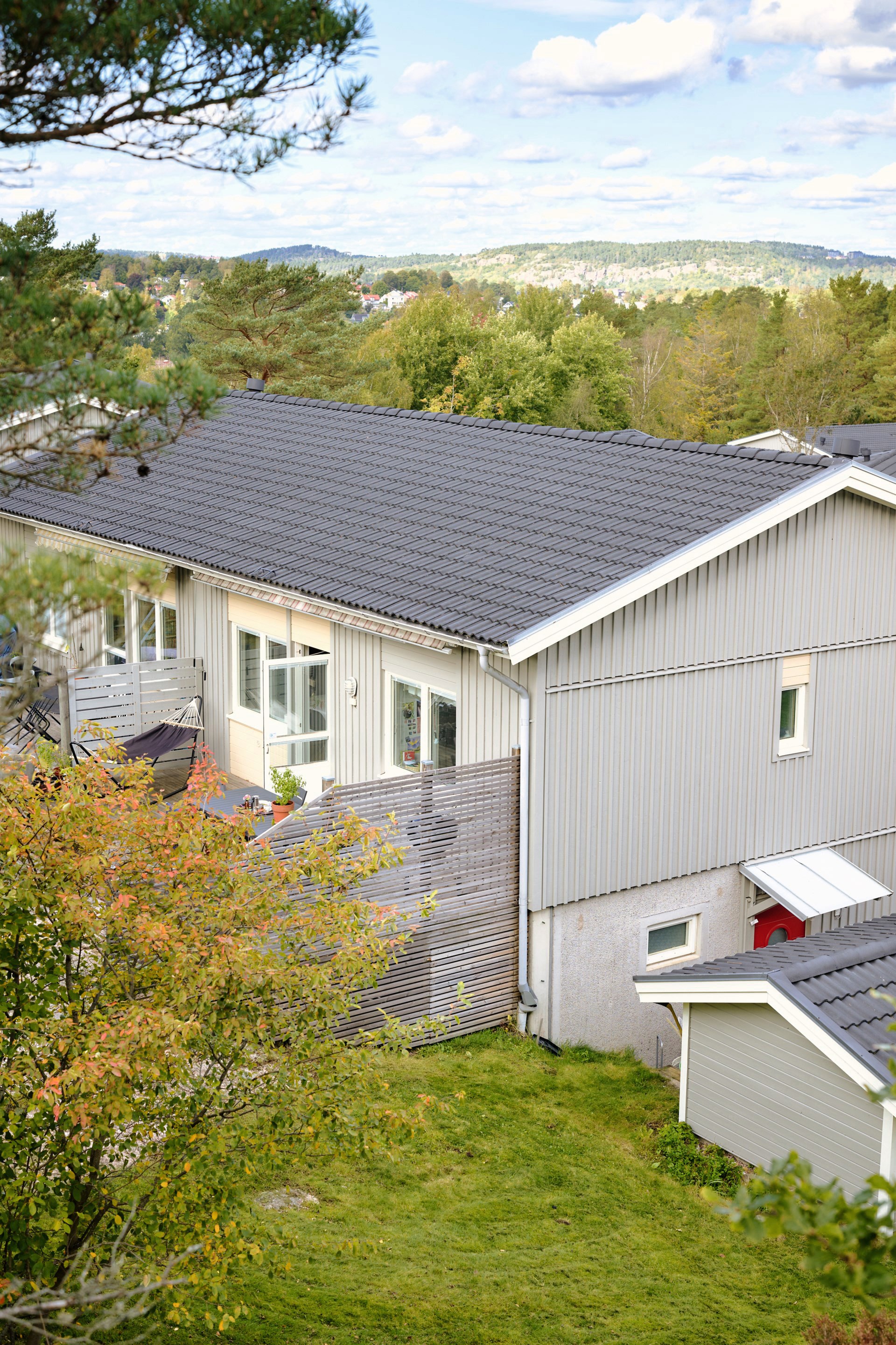 Bo nyrenoverat och naturskönt med villakänsla i bostadsrättsparhus!