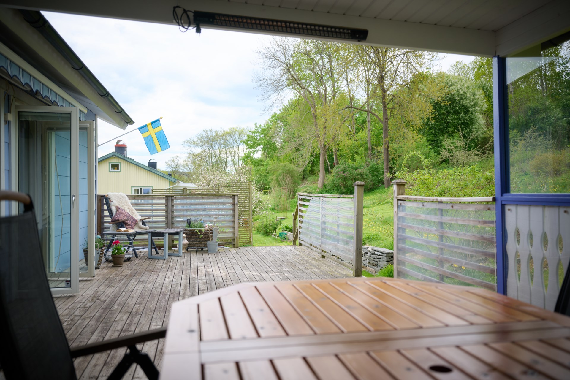 Friliggande sutterängvilla med bergvärme, pool och privat läge mot skogen!