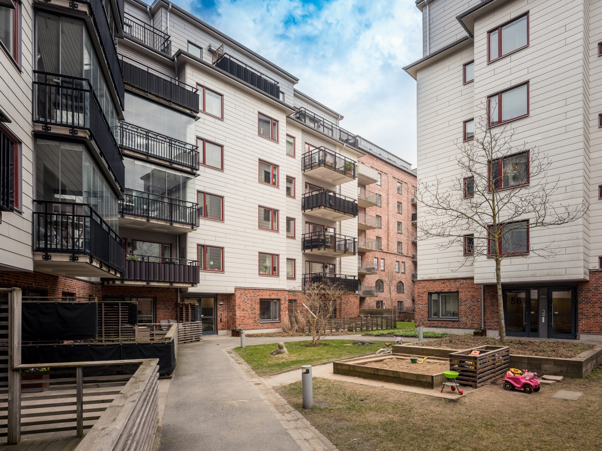 Stilren hörntrea med mysigt läge och balkong mot väster