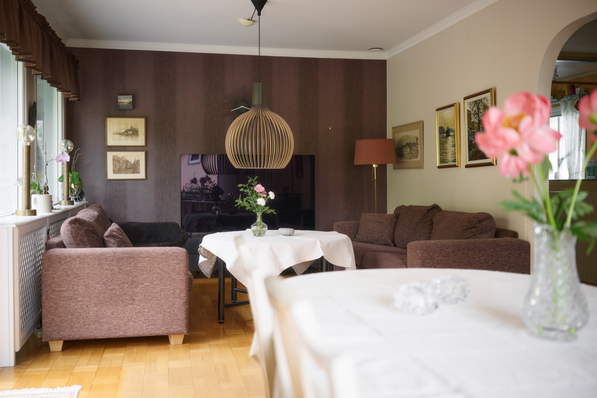 Friliggande sutterängvilla med bergvärme, pool och privat läge mot skogen!