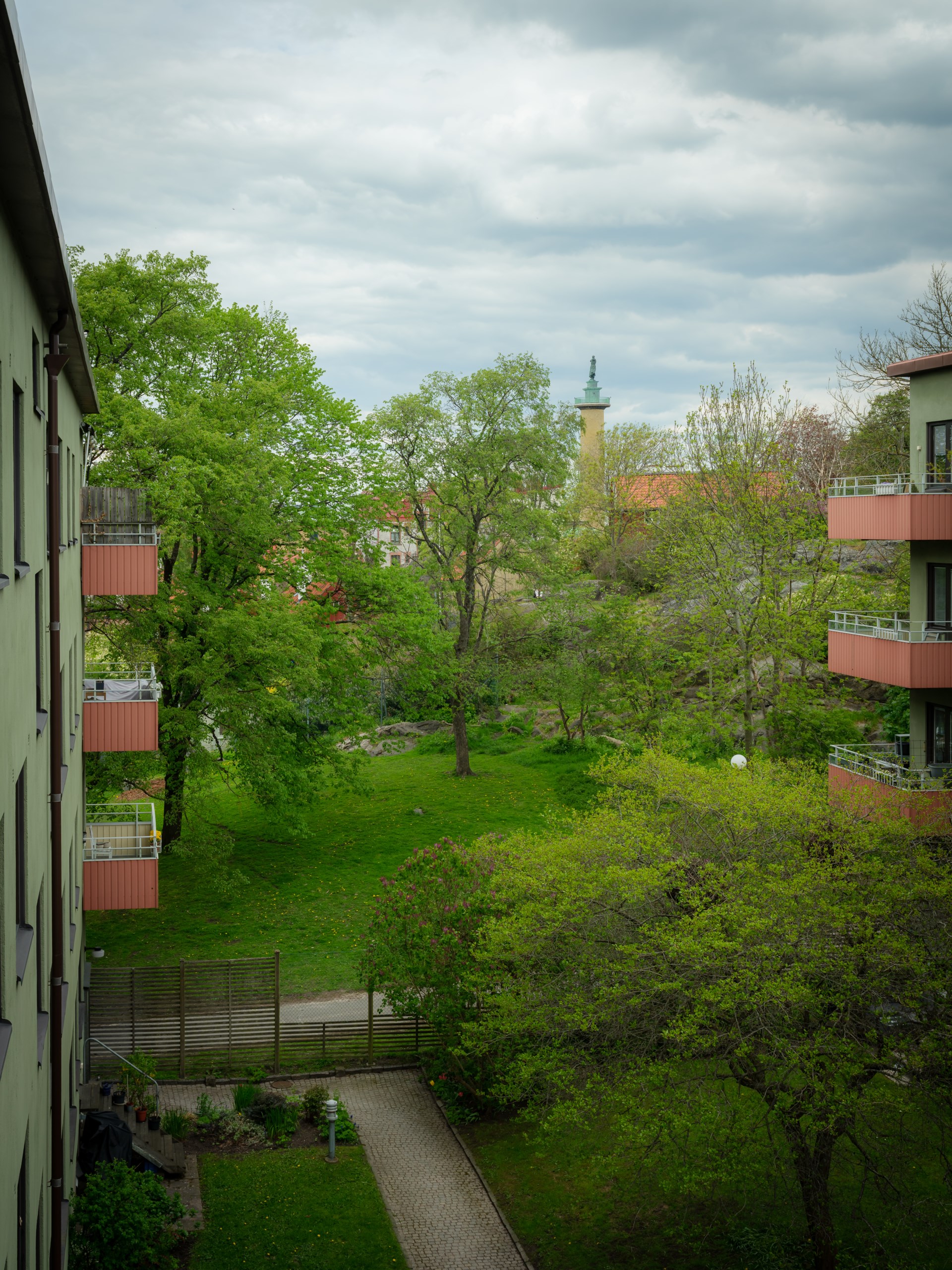 Varsamt renoverad funkistvåa med balkong på husets gavel