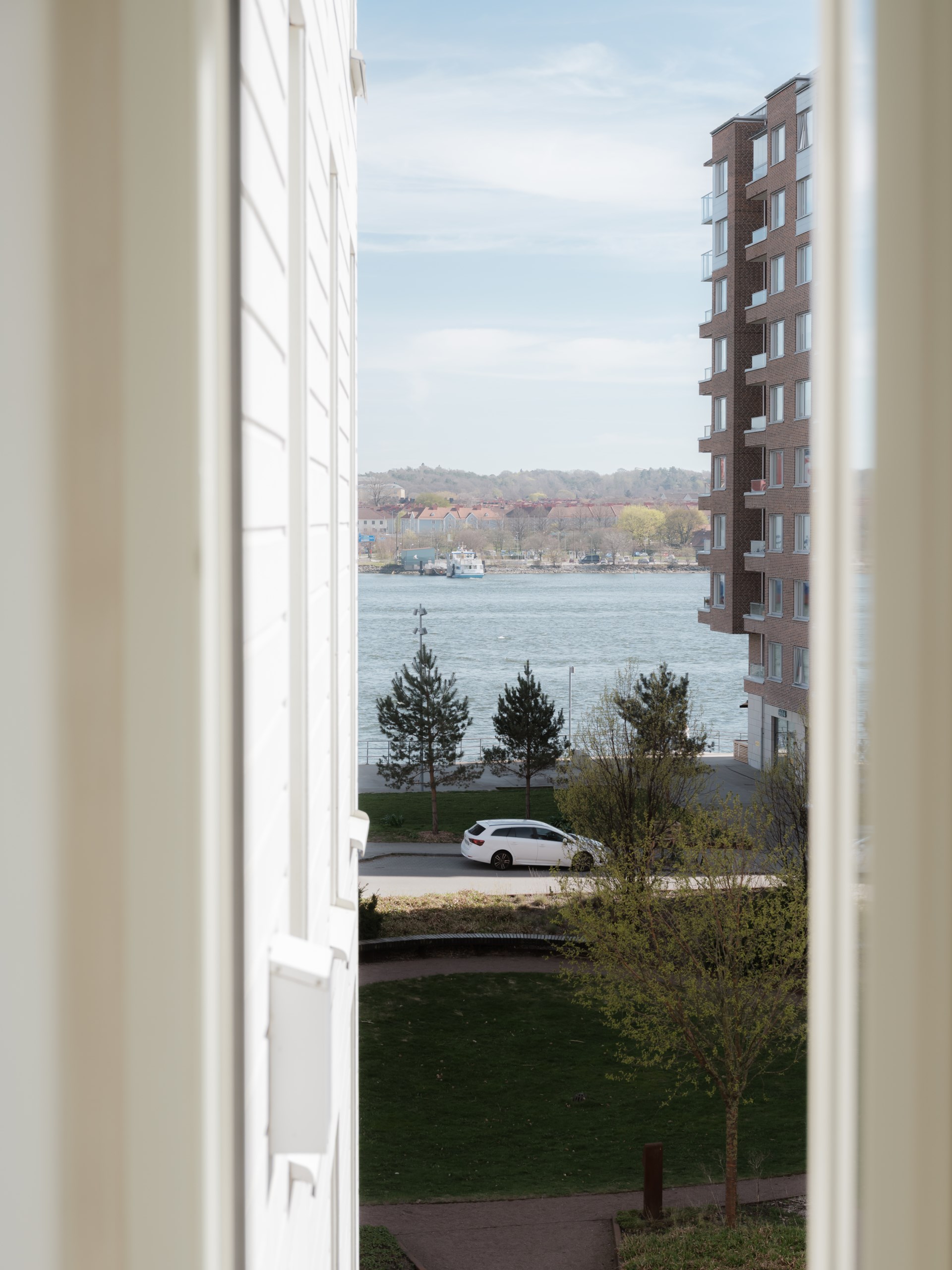 Ljus gaveltvåa mot väster med inglasad balkong med park- & havsutsikt