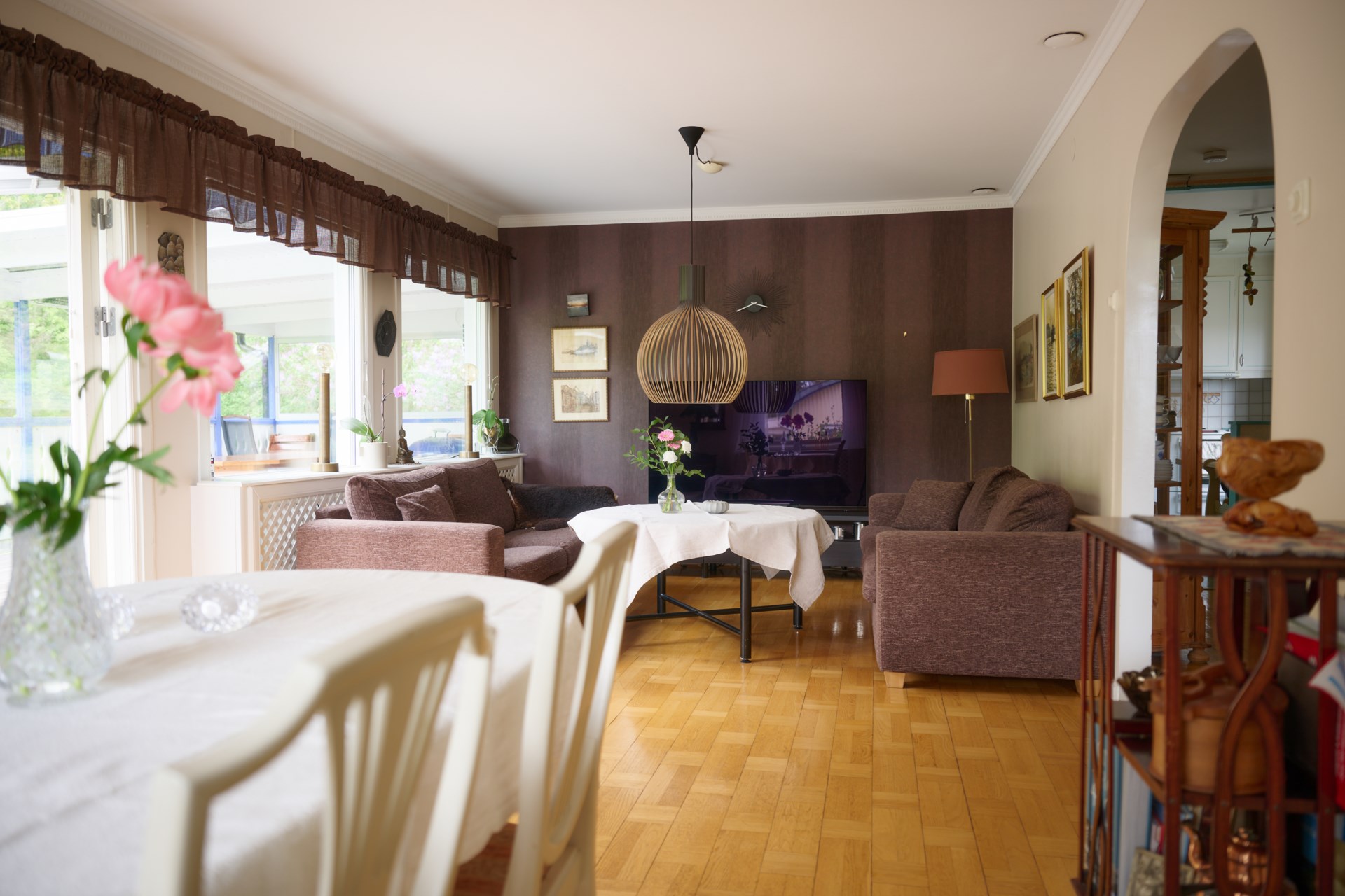 Friliggande sutterängvilla med bergvärme, pool och privat läge mot skogen!