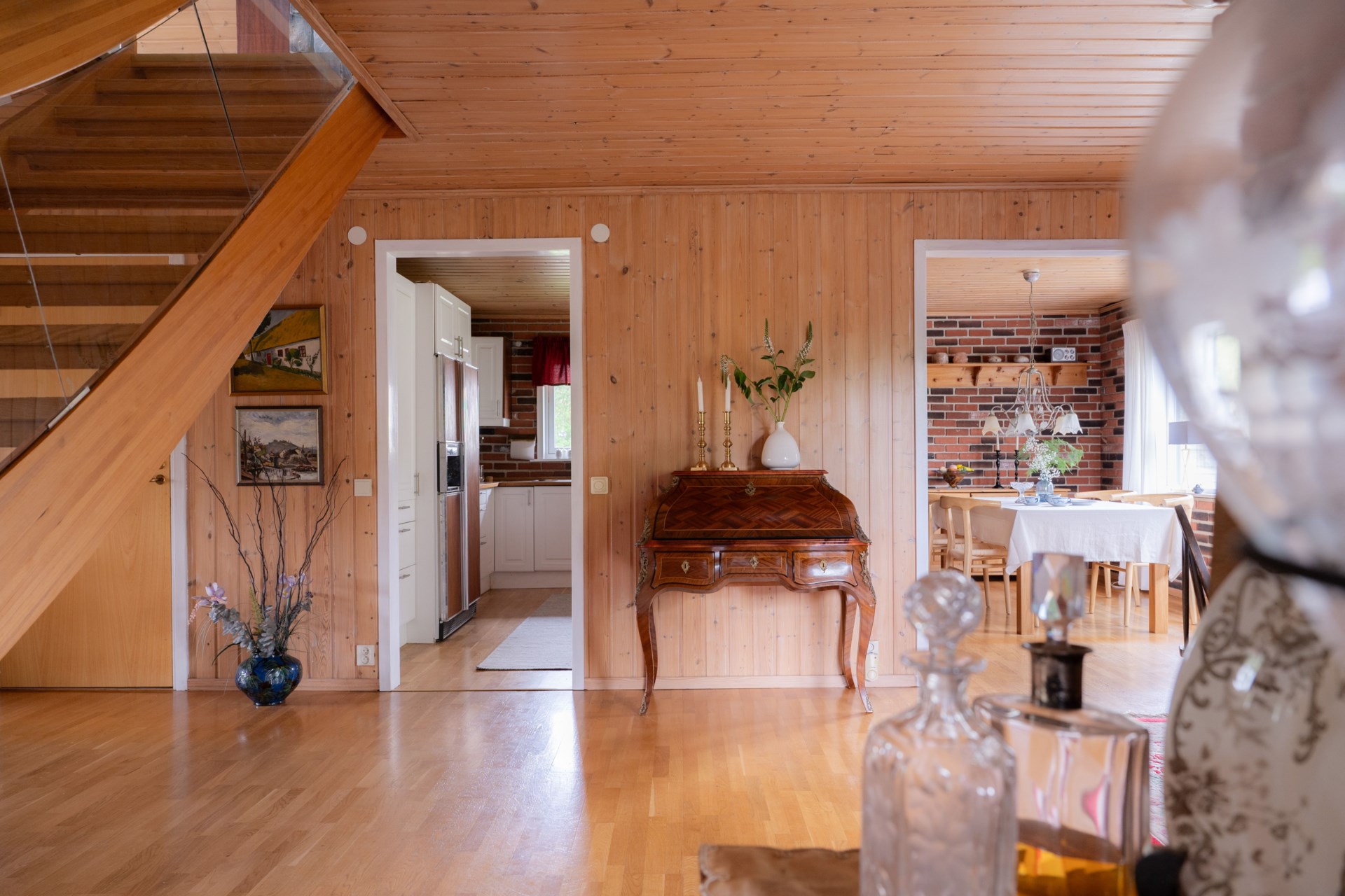 Välskött familjevilla med stora sociala ytor, många rum och friliggande garage.