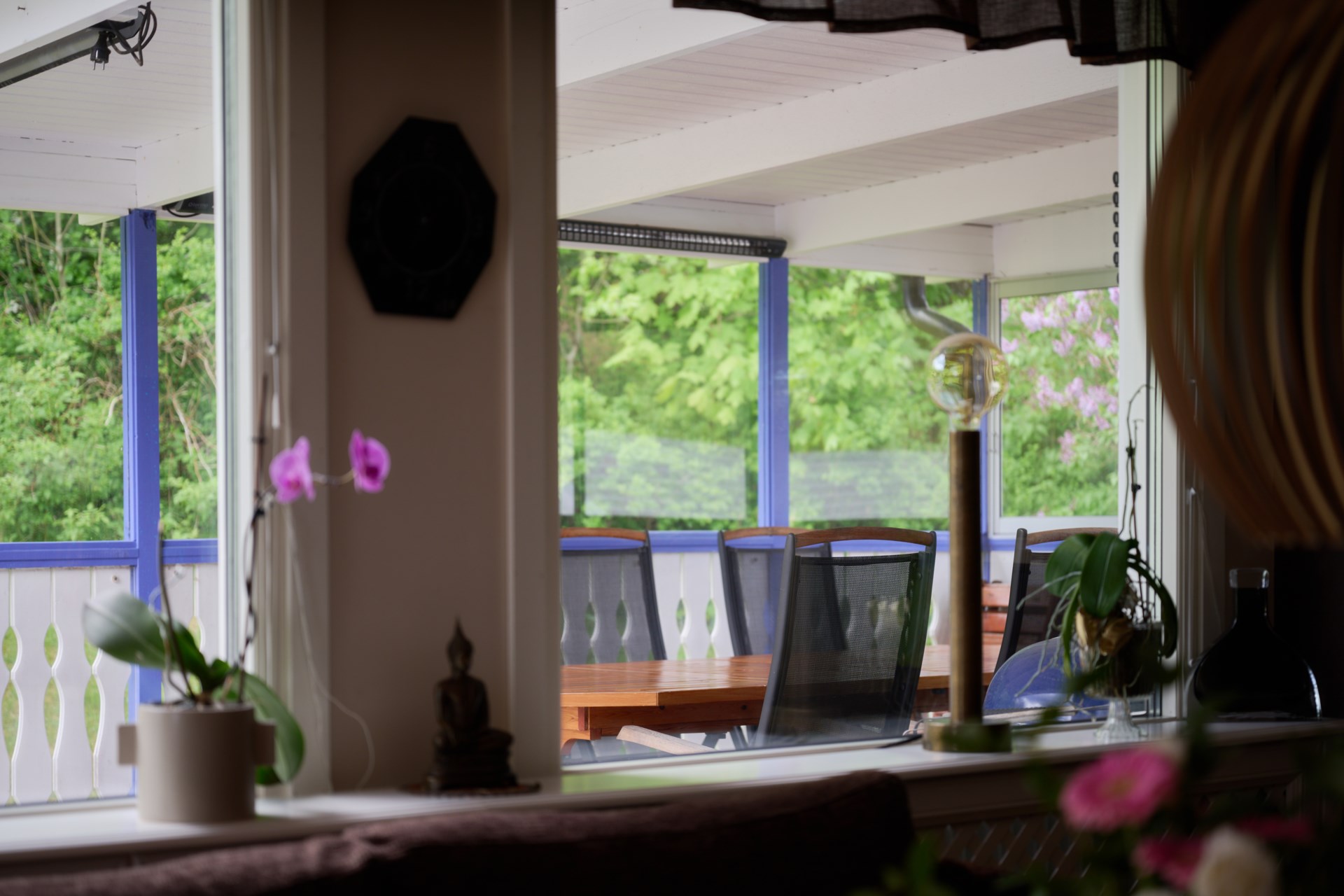 Friliggande sutterängvilla med bergvärme, pool och privat läge mot skogen!