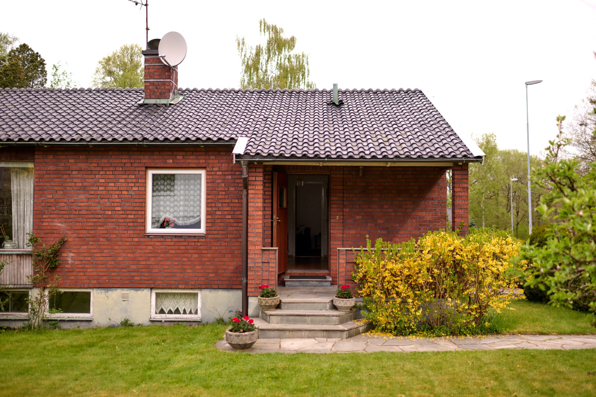 En 60-talsdröm i ett plan och källare med fint läge i natursköna Puketorp!